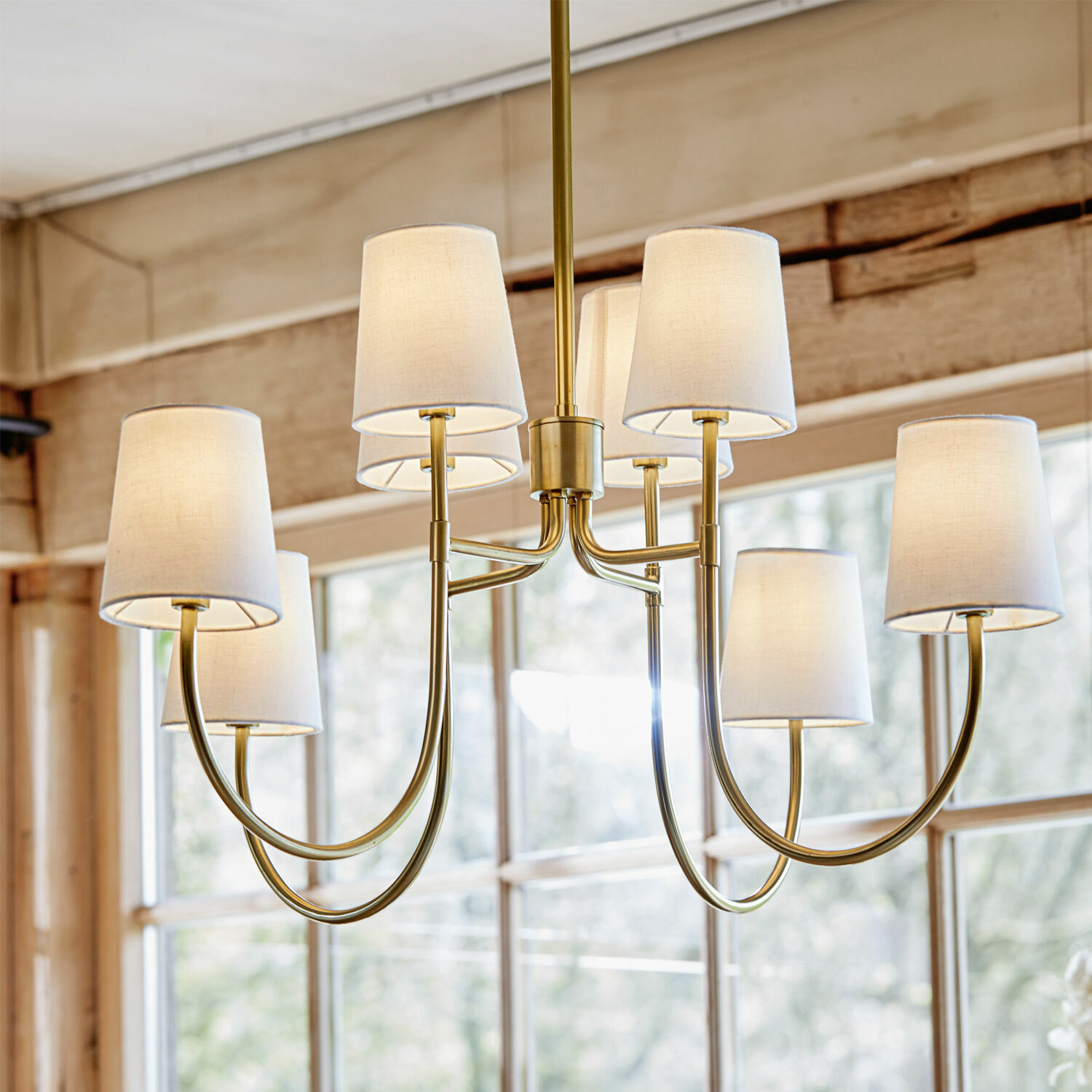 Lampa wisząca Plainfield Złota lampa wisząca z ośmioma białymi abażurami z tkaniny, eleganckie oświetlenie do salonu