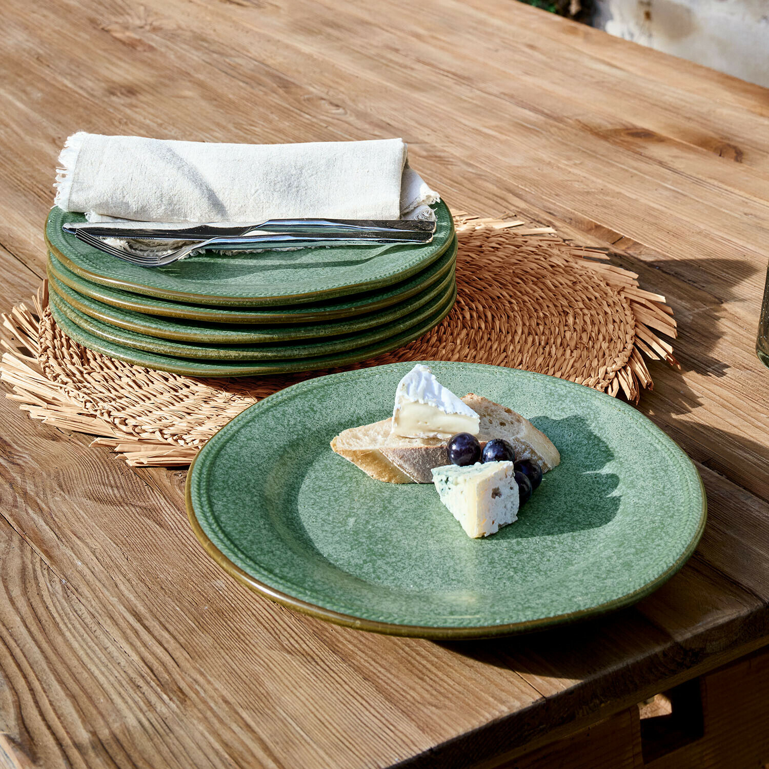 Talerz, zestaw 6 szt. Norrvik Zestaw zielonych ceramicznych talerzy na drewnianym stole z serem, winogronami i chlebem