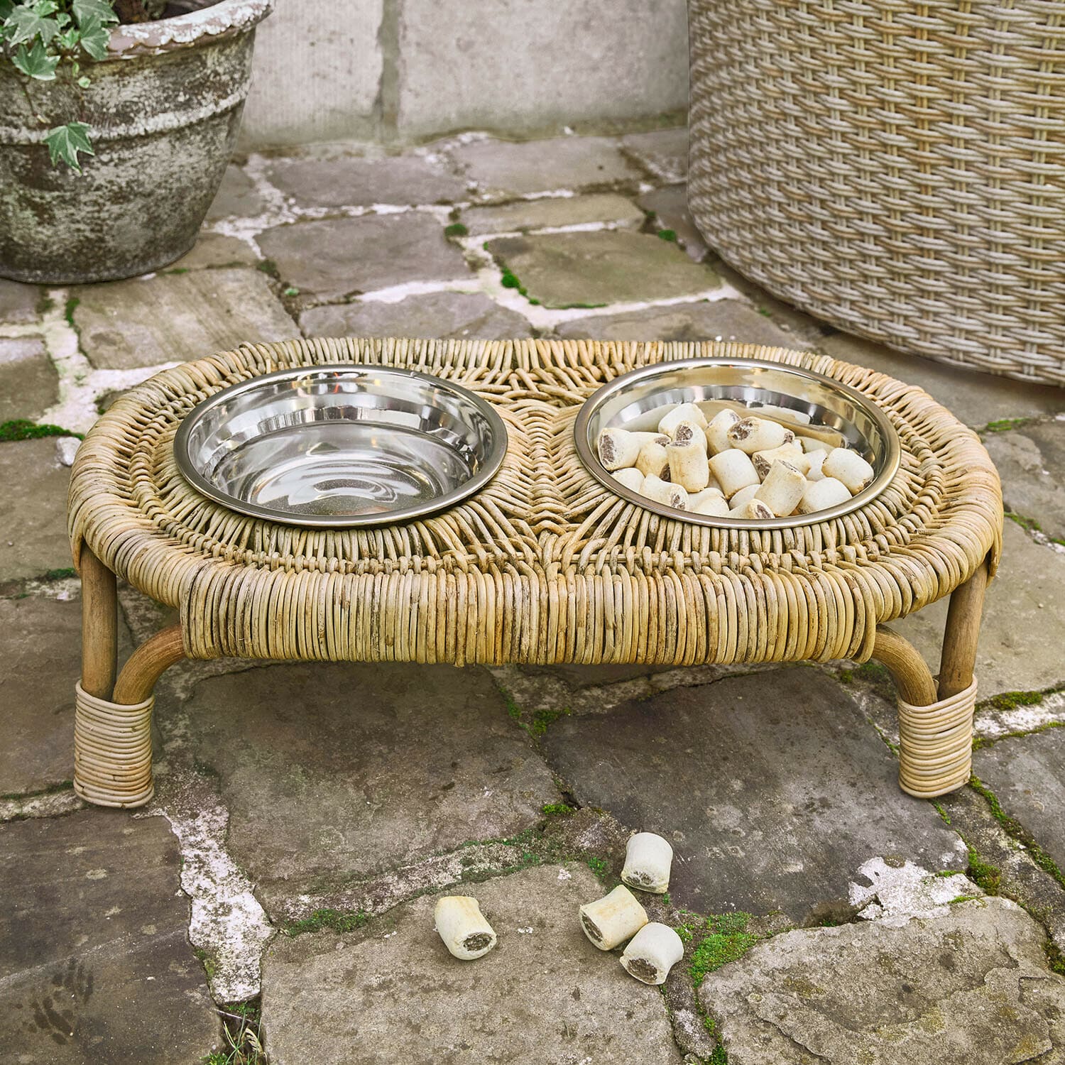 Podwójna miska dla zwierząt z metalowymi wkładami na wiklinowej podstawie w naturalnym kolorze