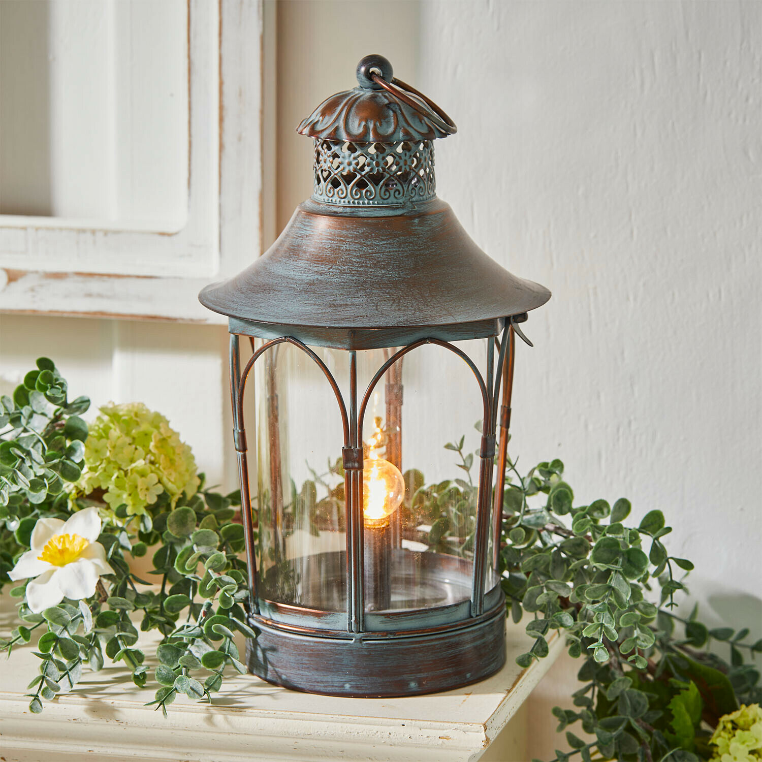 Lampion LED do ponownego ładowania Mirellan Metalowa latarnia dekoracyjna w stylu vintage z przezroczystym szkłem i ciepłym światłem LED