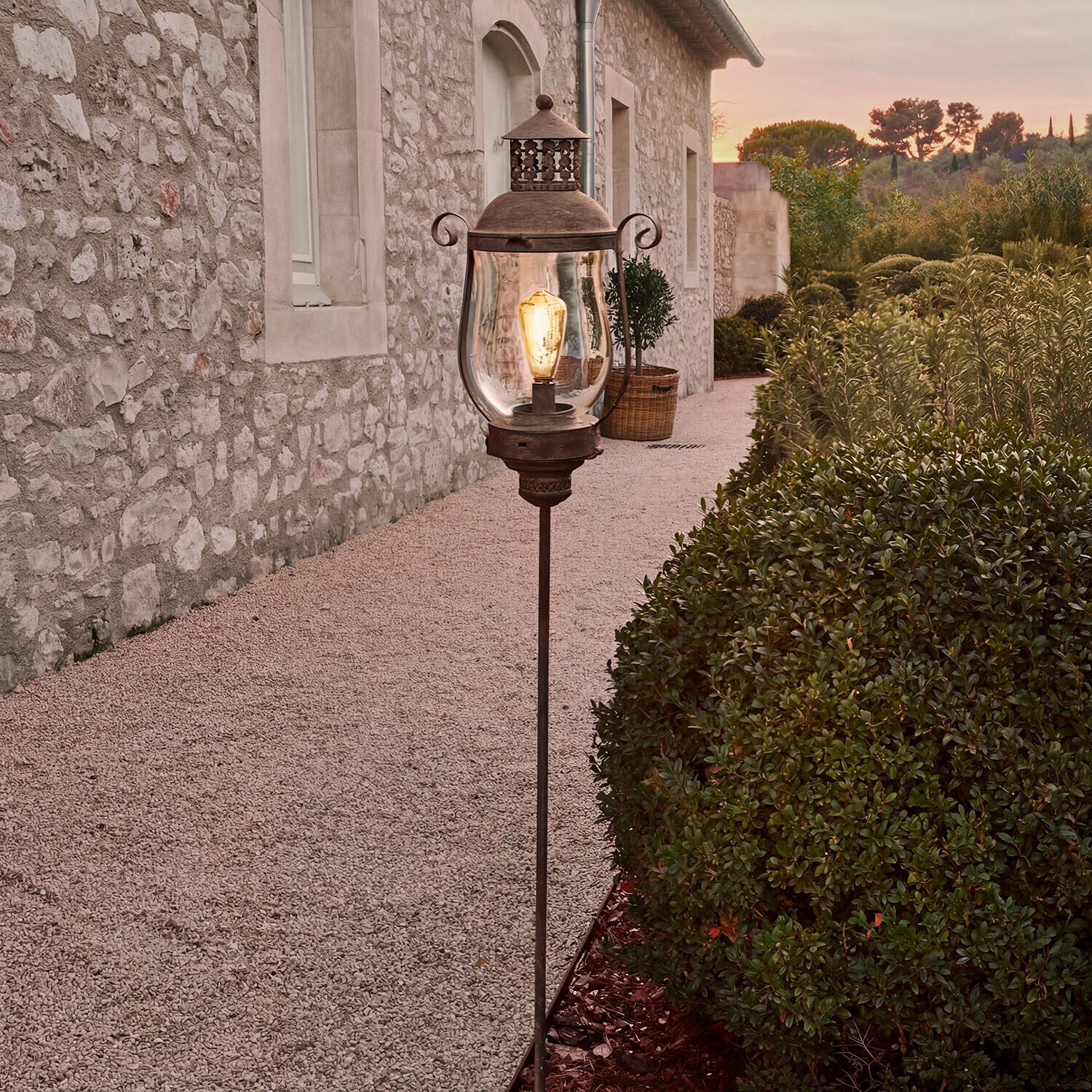 Lampion LED do ponownego ładowania Volanaïs Oświetlenie ogrodowe z metalu w stylu vintage z przezroczystym kloszem i żarówką Edison