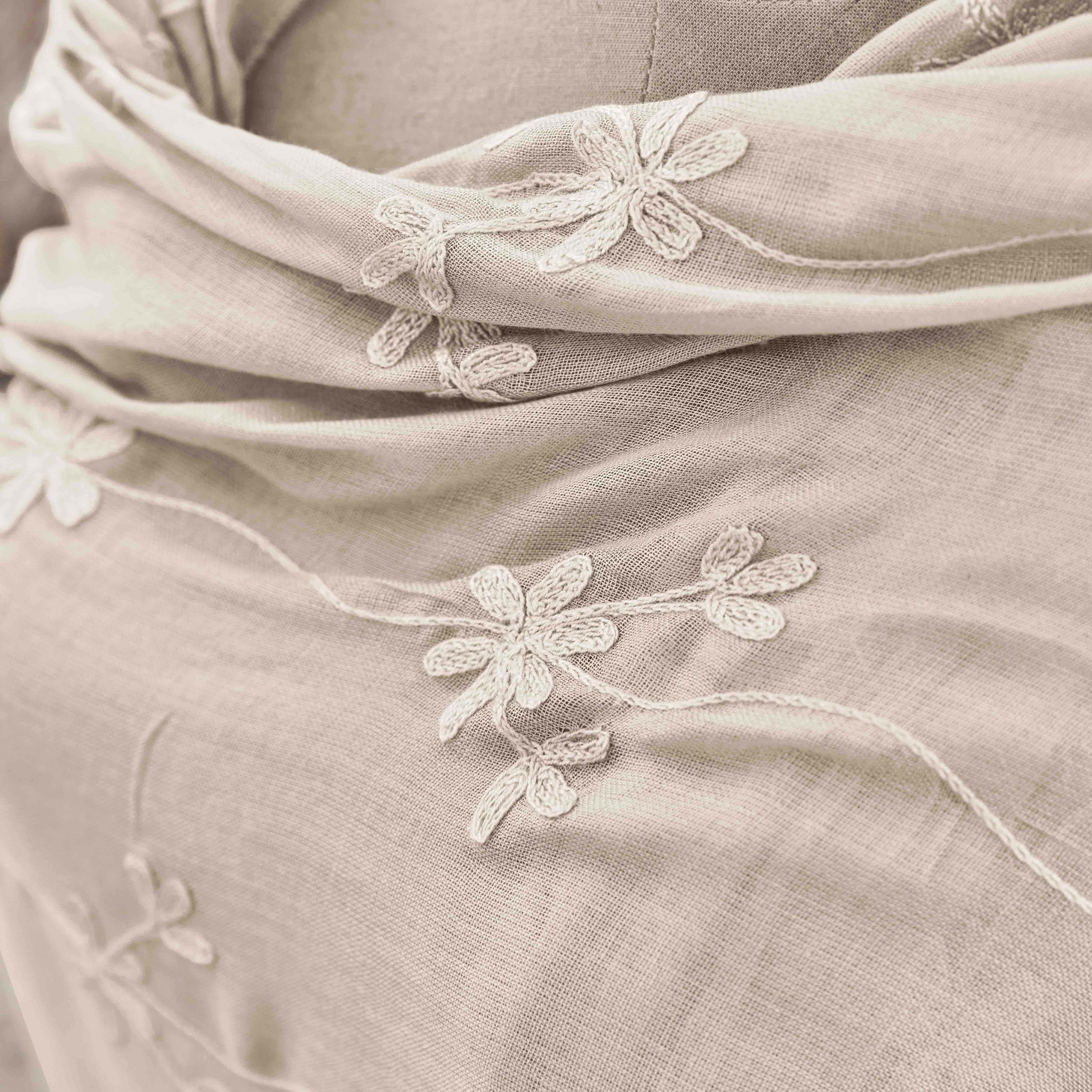 Beżowy lniany materiał z delikatnym haftem kwiatowym, dekoracja tekstylna do wnętrz