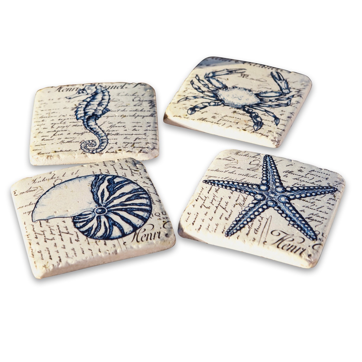 Podstawka, zestaw 4 szt. Faune Marine Zestaw czterech ceramicznych podkładek z morskimi motywami w kolorze kremowym z niebieskim nadrukiem