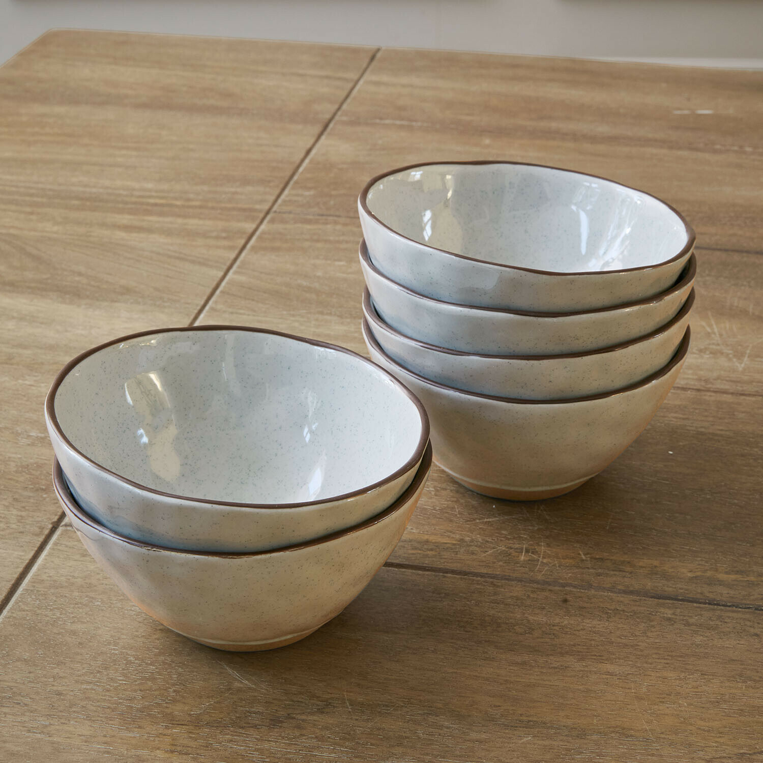 Miska, zestaw 6 szt. Biarré Zestaw sześciu ceramicznych misek w kremowym kolorze z brązową krawędzią na drewnianym stole