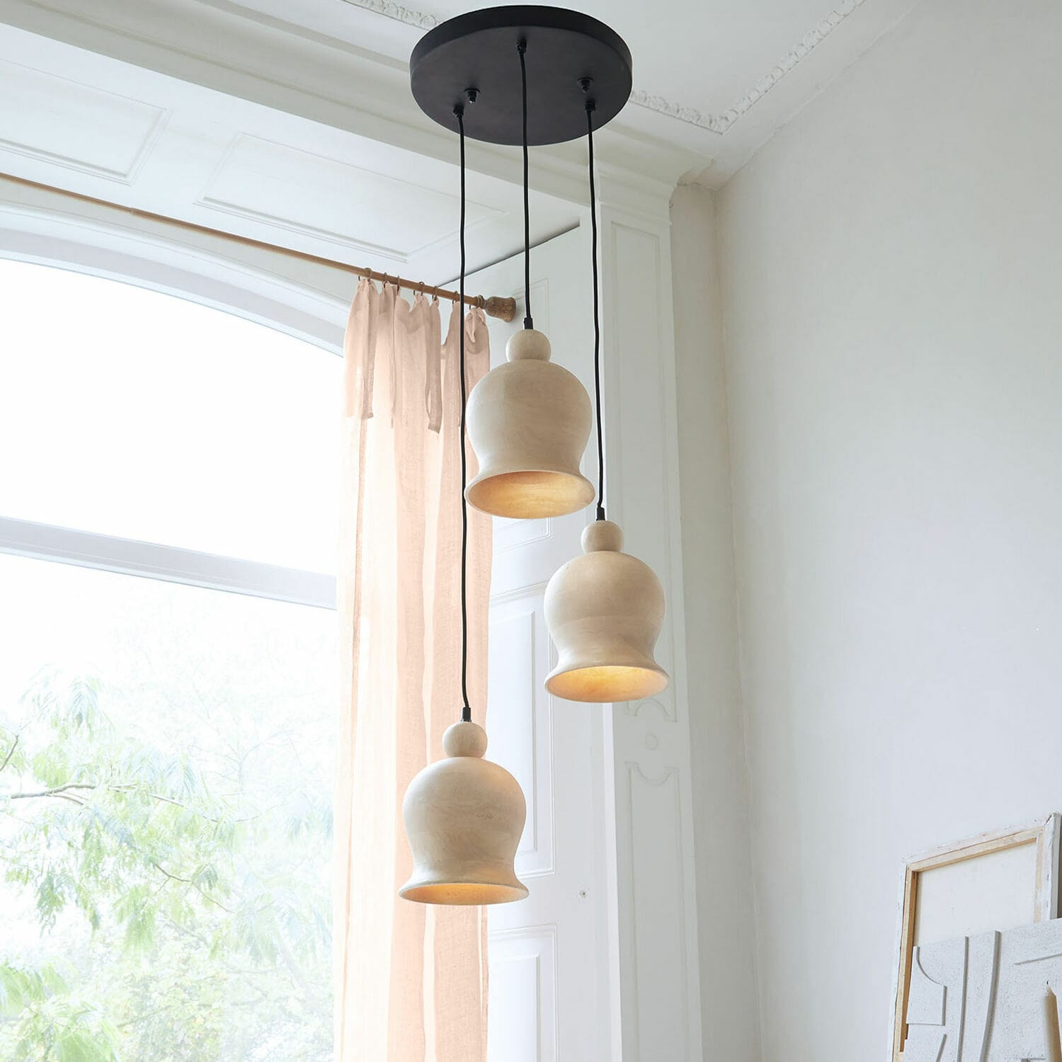 Lampa wisząca Ziravet Trzy wiszące lampy z jasnego drewna o organicznym kształcie w jasnym wnętrzu z dużym oknem