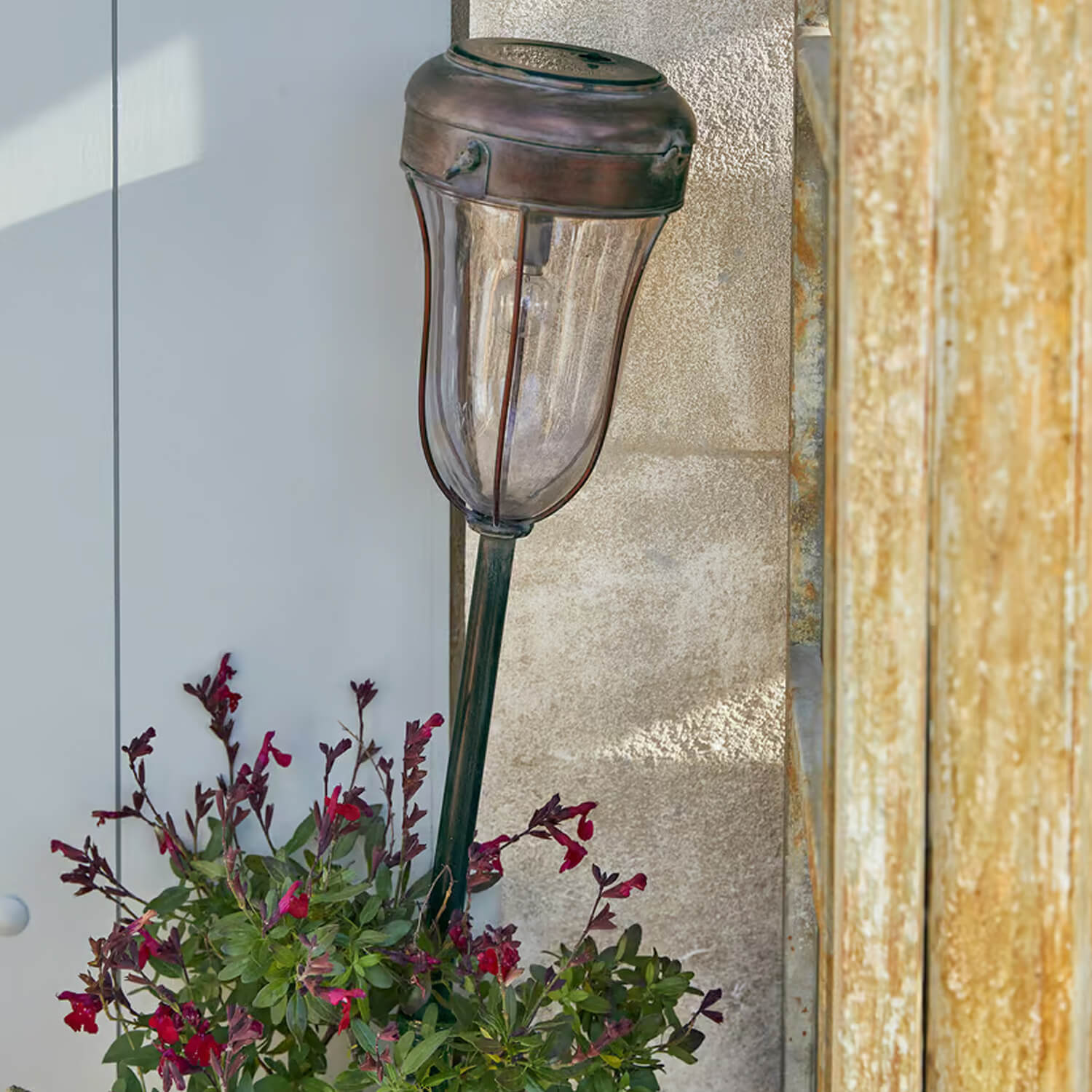 Ozdobna lampa ogrodowa z mosiądzu w stylu vintage z przezroczystym kloszem i czerwonymi kwiatami