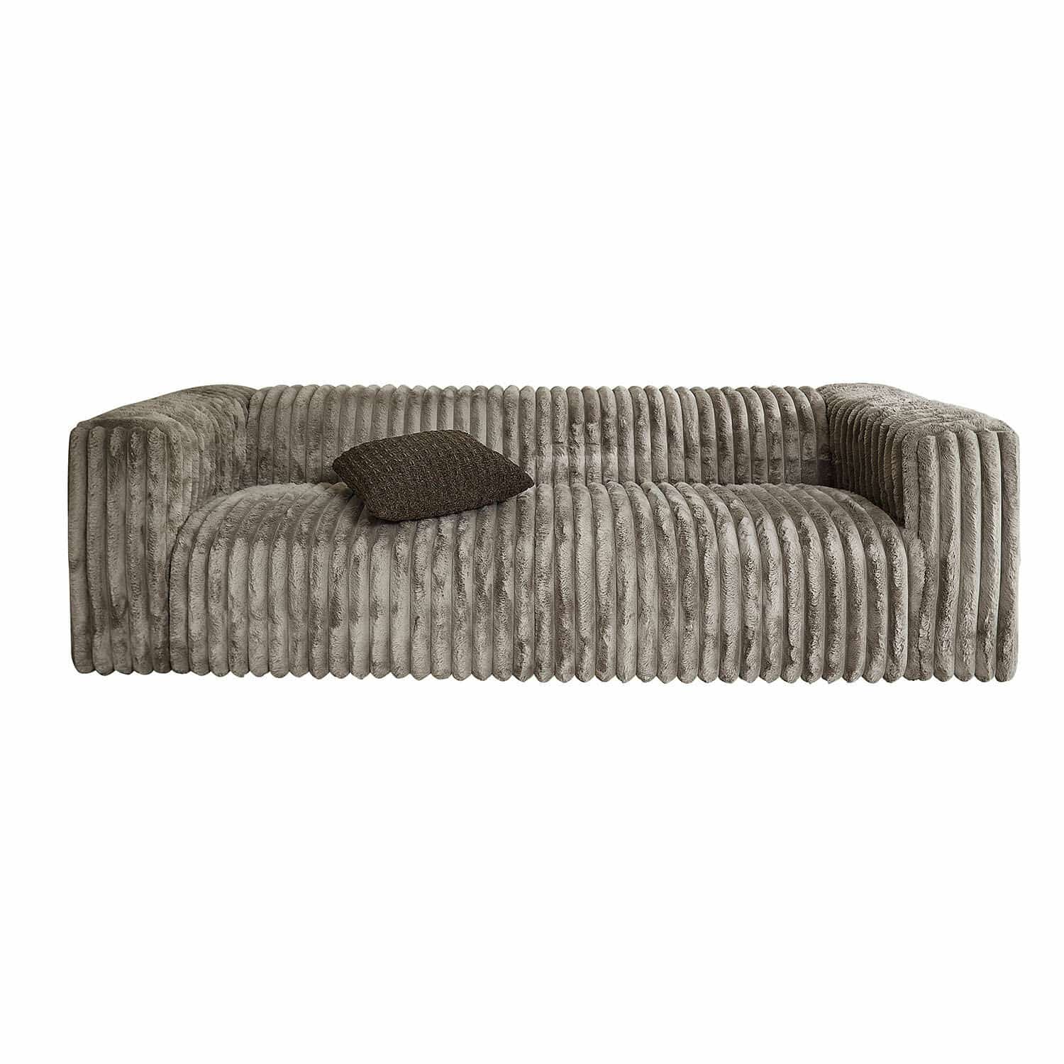 Sofa Roucemont Szara sofa z miękkiego pluszu z pionowymi przeszyciami i ciemną poduszką dekoracyjną