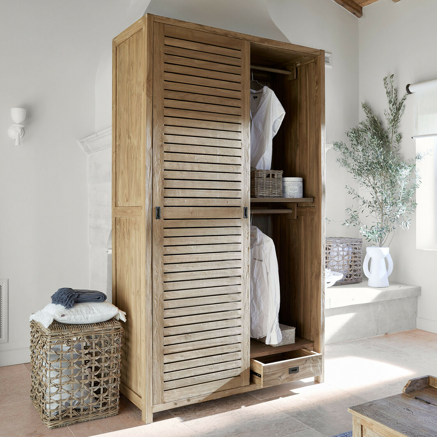 Drewniana szafa z przesuwanymi drzwiami i szufladą w jasnym, naturalnym kolorze drewna