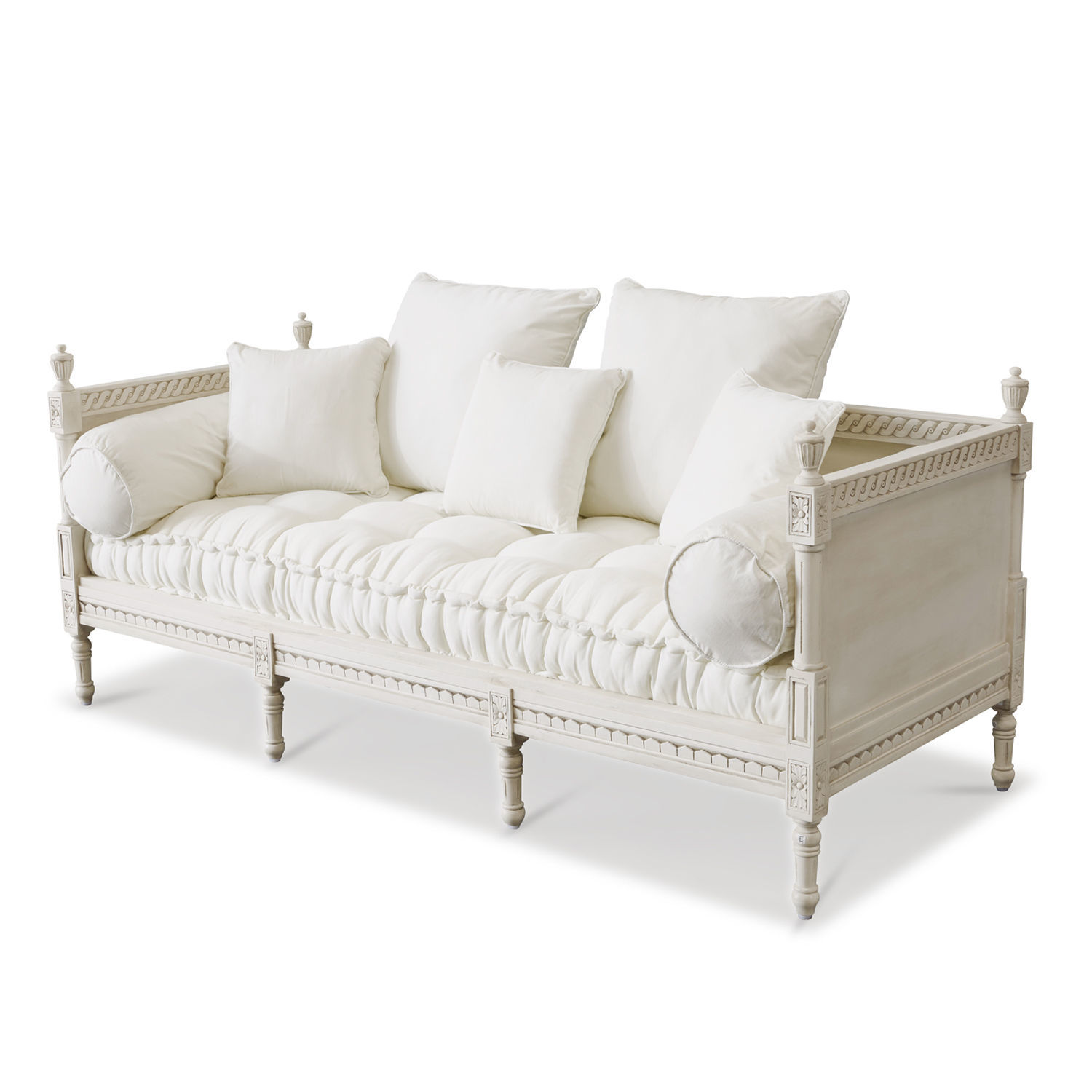 Sofa Douville Biała drewniana sofa z miękkimi poduszkami i dekoracyjnymi detalami, elegancki mebel do salonu