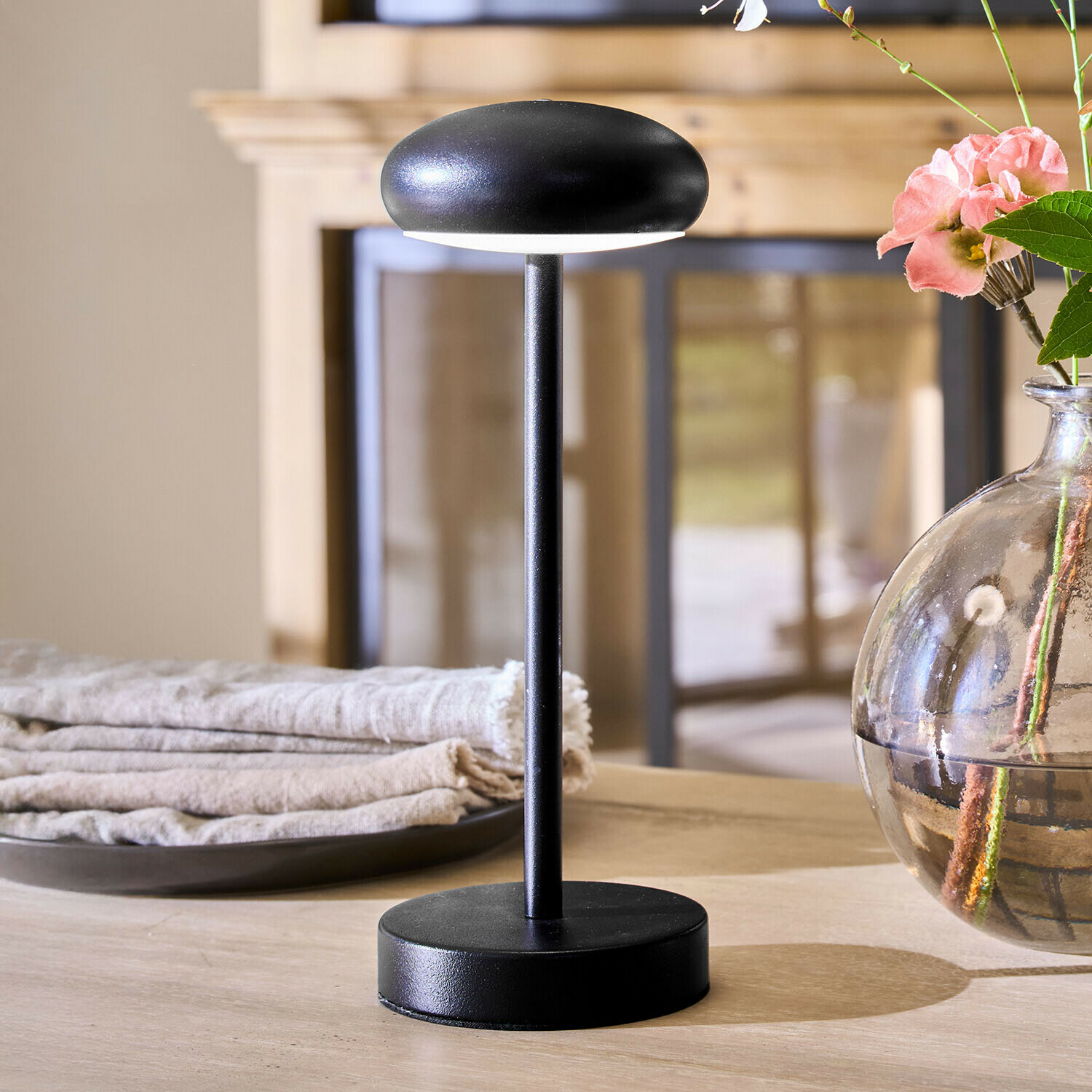 Lampa stołowa do ponownego ładowania Loxbridge Nowoczesna czarna metalowa lampka stołowa o minimalistycznym designie do salonu lub biura