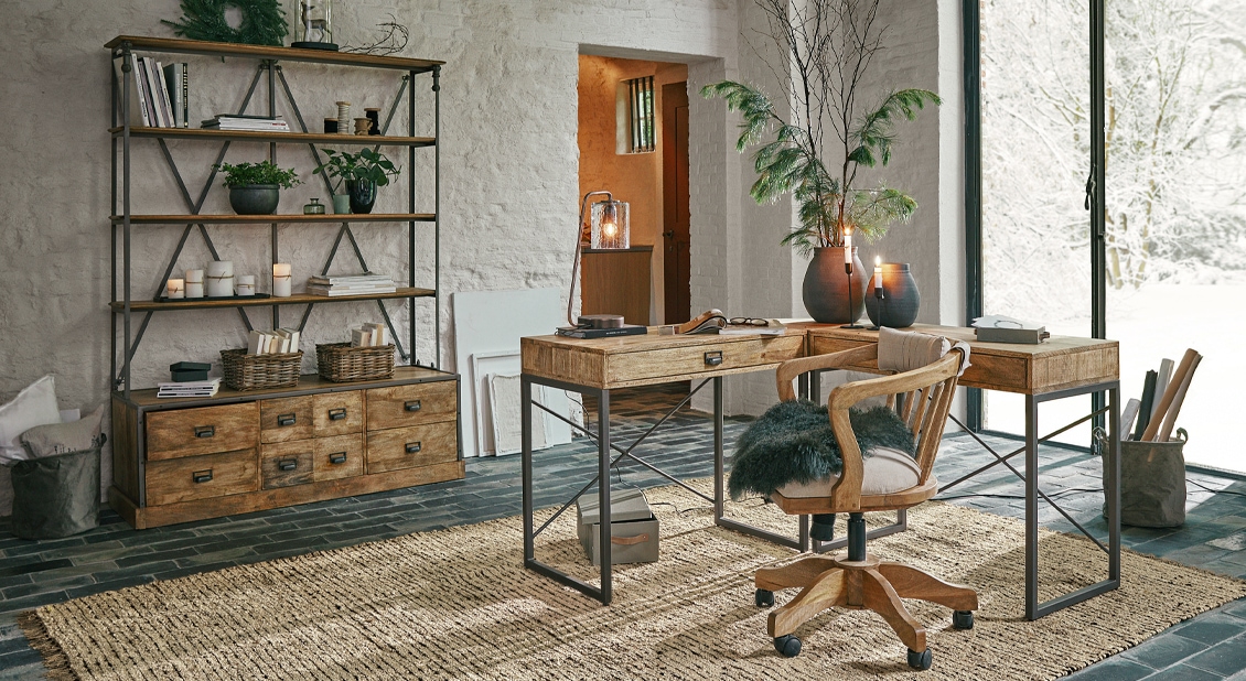 Biurko i regał z drewna i metalu w stylu loft, naturalne kolory, aranżacja wnętrza do pracy