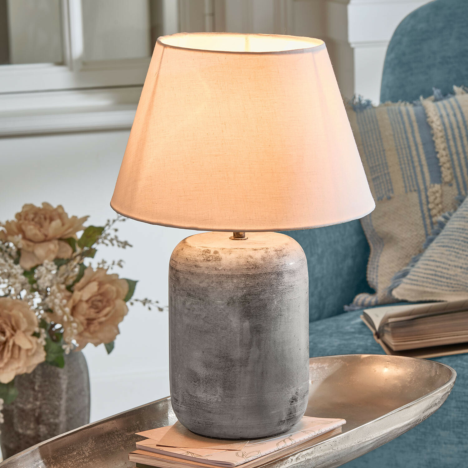 Lampa stołowa Ciel d'Opale Lampka stołowa z szarej ceramiki z kremowym abażurem, dekoracyjny element do salonu