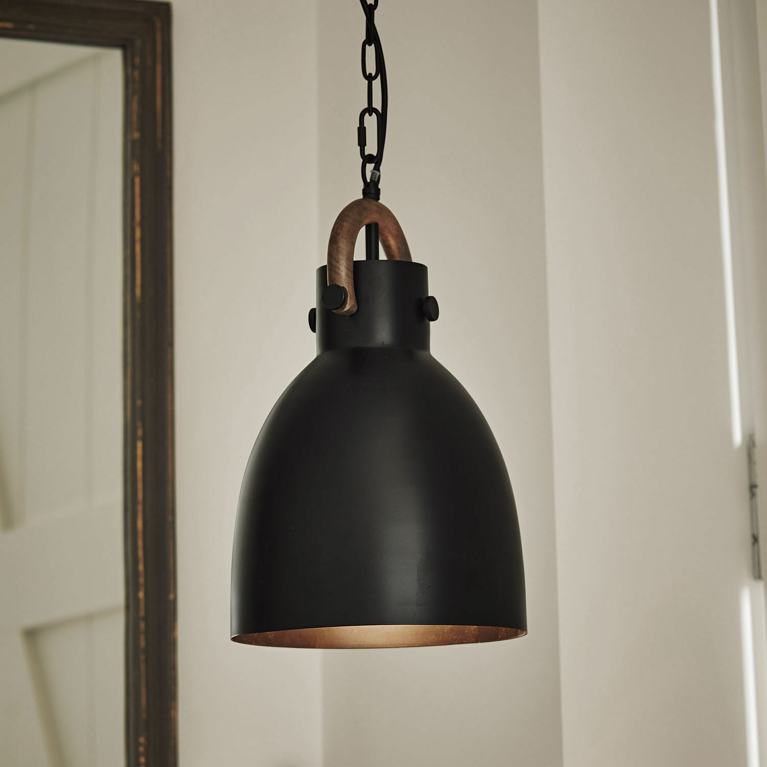 Lampa wisząca Walcote Czarna metalowa lampa wisząca z drewnianym uchwytem, nowoczesny design oświetlenia wnętrz