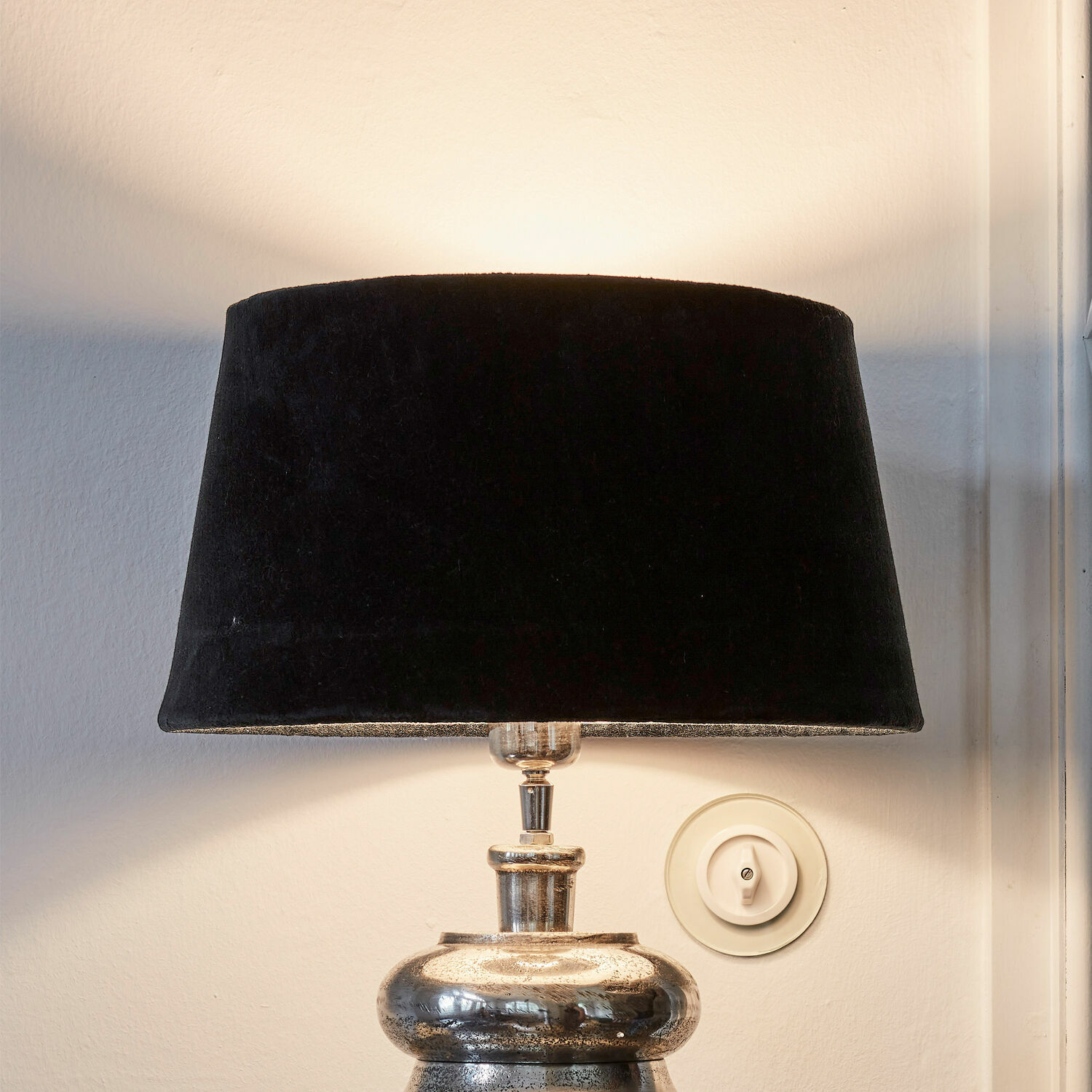 Klosz do lampy Anfor Lampa stołowa z czarnym aksamitem i srebrną podstawą, elegancki dodatek do wnętrz