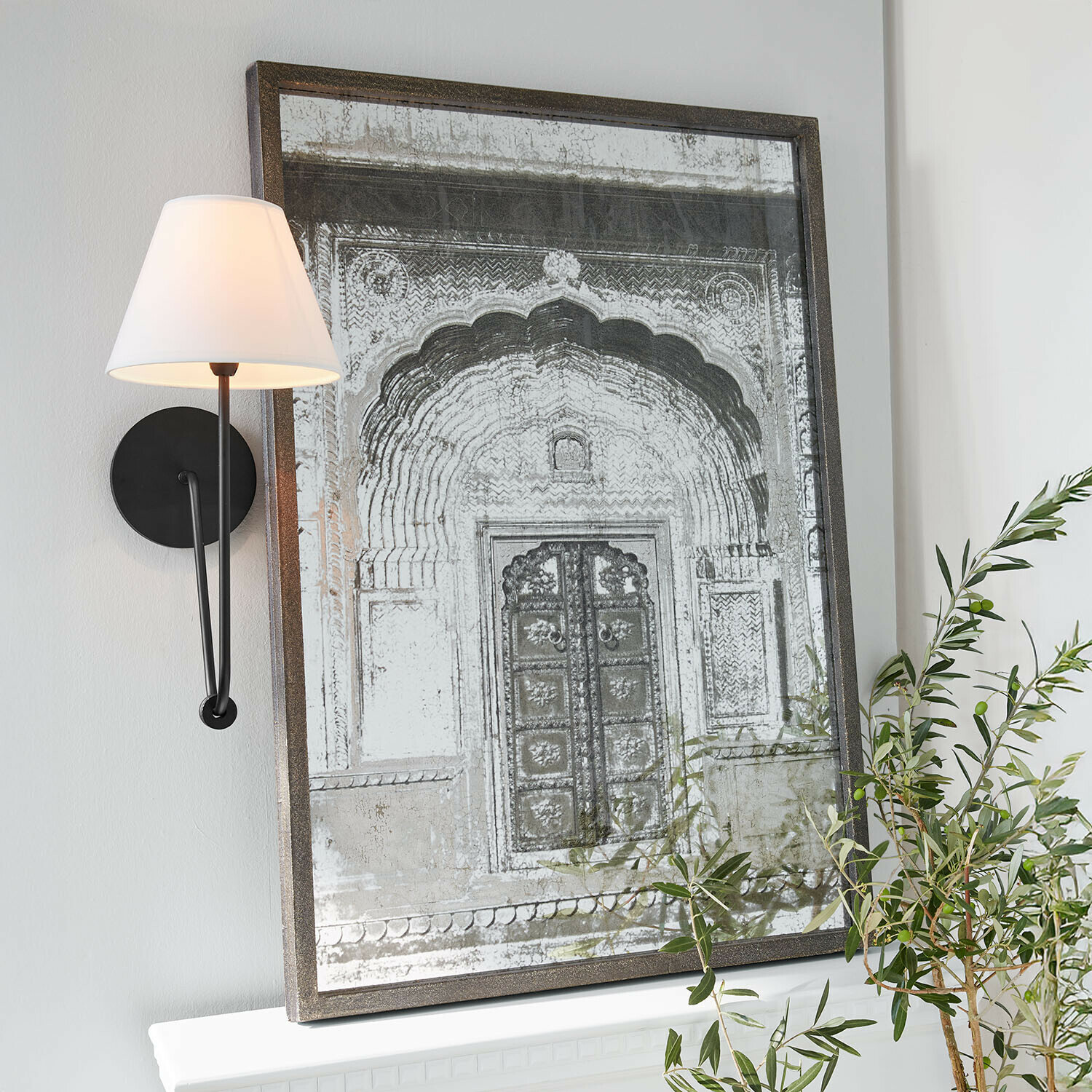 Dekoracyjne lustro z postarzaną ramą i wzorem drzwi w stylu vintage do salonu