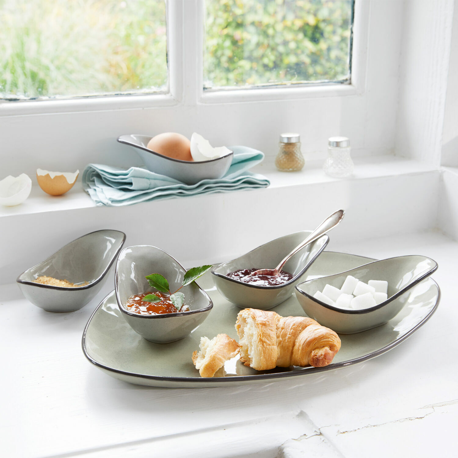 Miseczki do serwowania, zestaw 6 szt. Biarré Zestaw ceramicznych miseczek i talerza w szarym kolorze na śniadanie z croissantem i dżemem