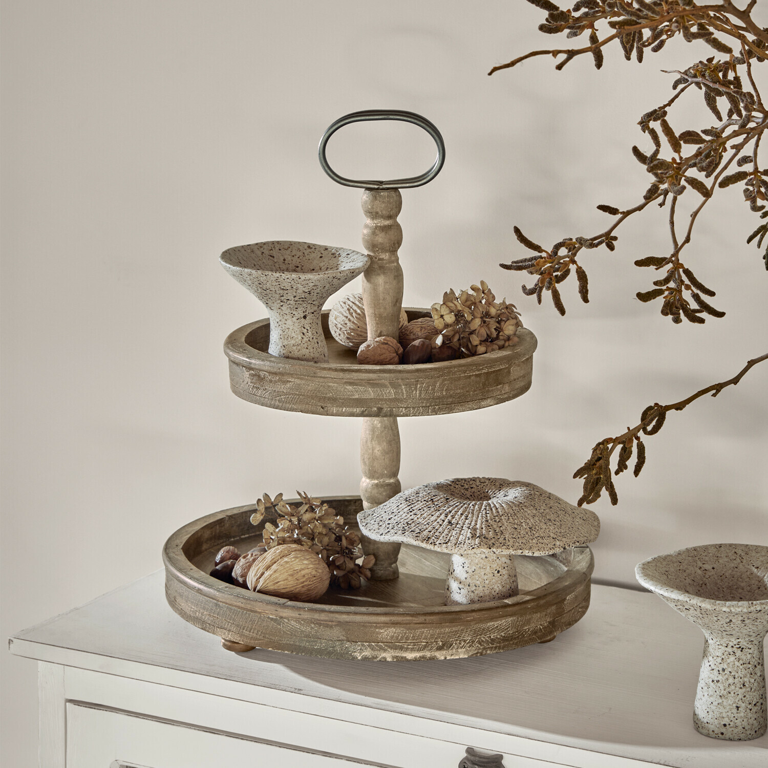 Etażerka Amboise Drewniana dwupoziomowa patera z uchwytem, dekorowana naturalnymi orzechami i ceramicznymi ozdobami w kolorze beżowym