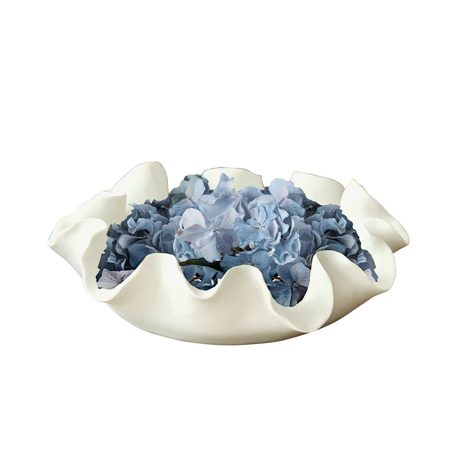 Miska Lunettas Biała ceramiczna misa z falistym brzegiem wypełniona niebieskimi kwiatami hortensji, dekoracja stołu