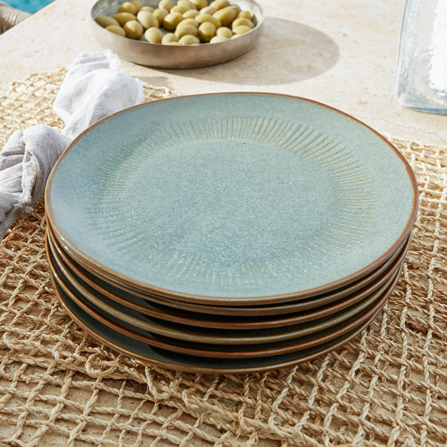 Zestaw 6 talerzy Périers Zestaw niebieskich ceramicznych talerzy z brązową krawędzią na plecionym podkładce, zastawa stołowa