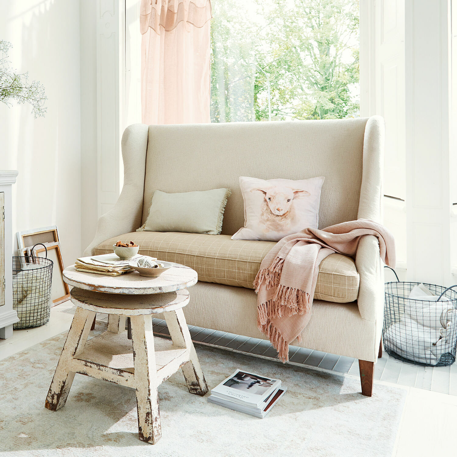 Sofa Ombra Beżowa sofa z tkaniny z poduszką z motywem owcy i rustykalnym drewnianym stolikiem kawowym
