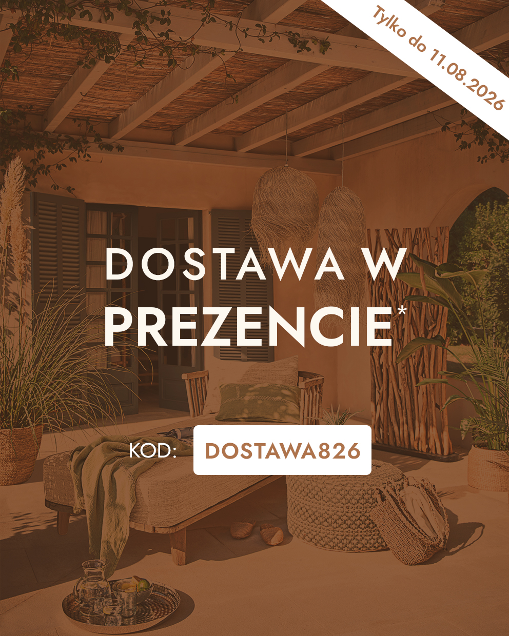 Przytulny taras z meblami z naturalnego drewna i wikliny, dekoracje roślinne i tekstylia w zielonych odcieniach