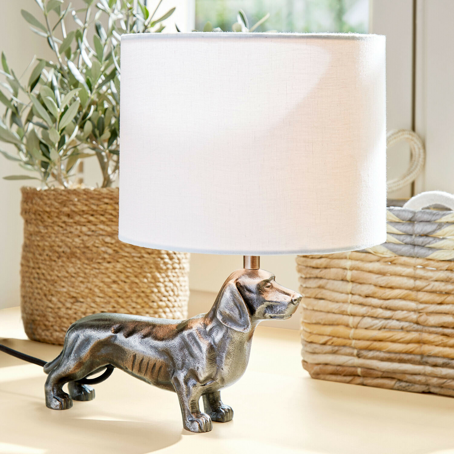 Lampa stołowa Wendrel Lampka stołowa z białym abażurem i metalową podstawą w kształcie psa jamnika, dekoracja wnętrza