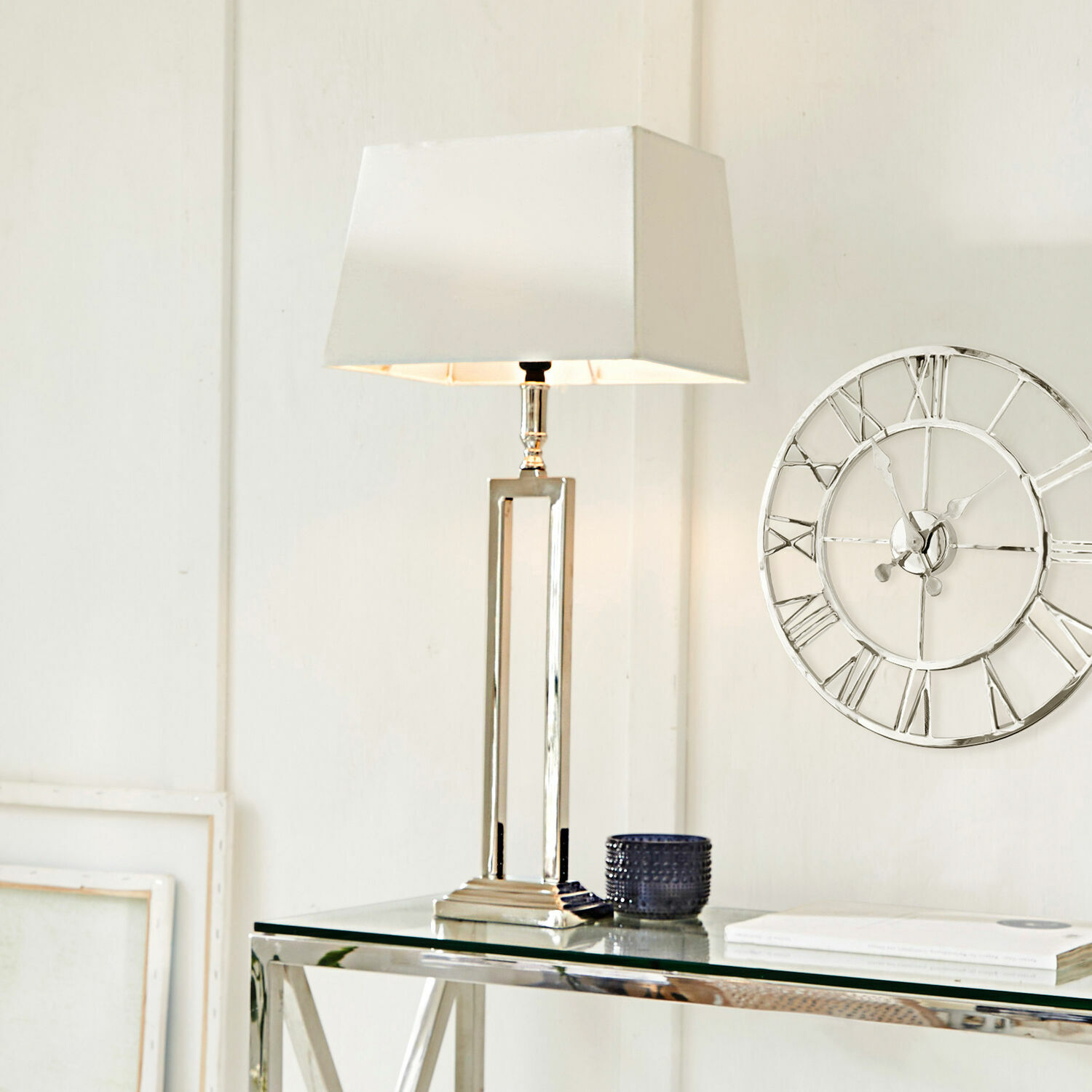Lampa stołowa Kinshaa Nowoczesna lampa stołowa z metalową podstawą i białym abażurem na szklanym stole