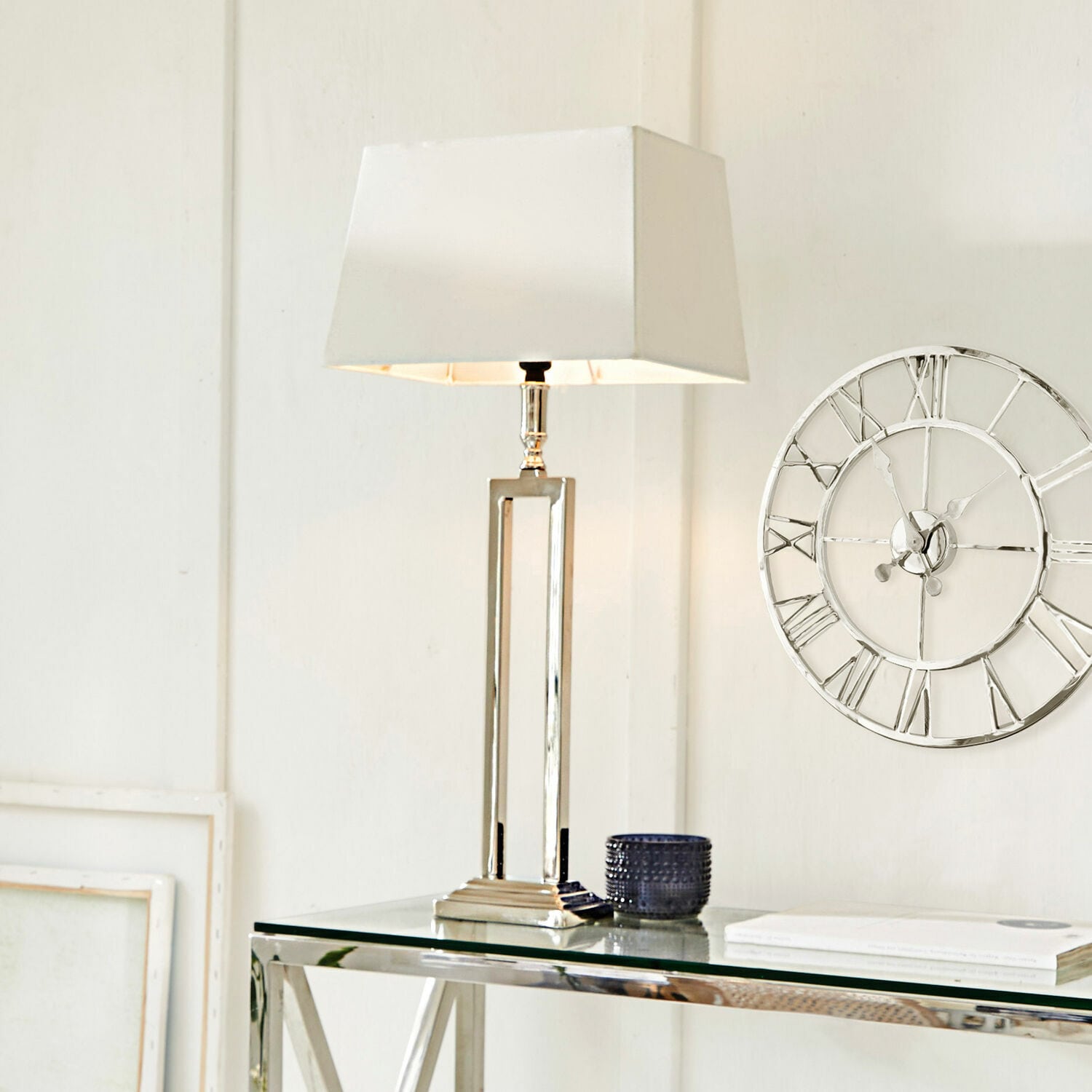 Lampa stołowa Kinshaa Nowoczesna lampa stołowa z metalową podstawą i białym abażurem na szklanym stole