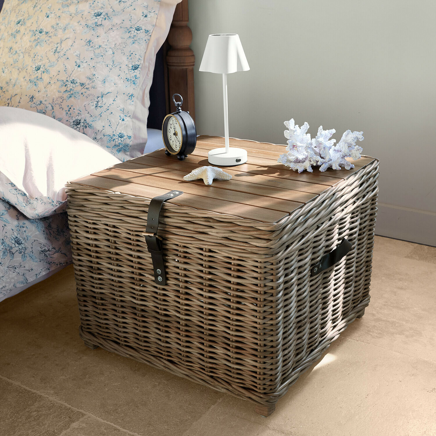 Kwadratowy stolik nocny z wikliny i drewna w kolorze szarym, z lampką i dekoracjami na blacie