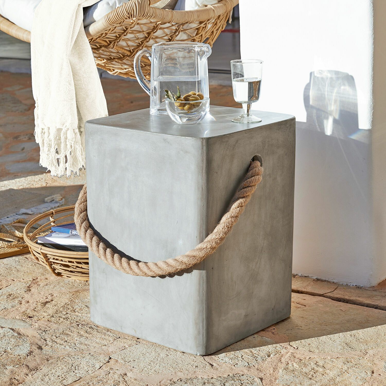 Kwadratowy stolik z betonu z grubym sznurem w kolorze naturalnym, nowoczesny mebel do salonu