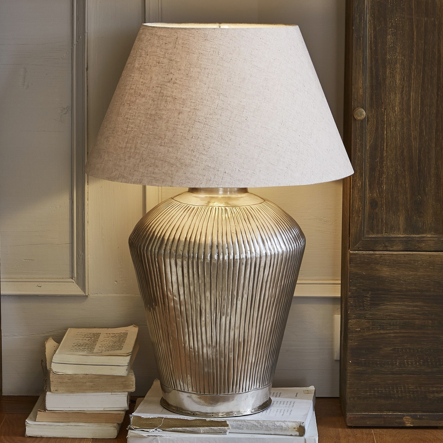 Lampa stołowa Caulières Lampka stołowa z metalową, żłobioną podstawą i beżowym abażurem, dekoracja wnętrz i oświetlenie