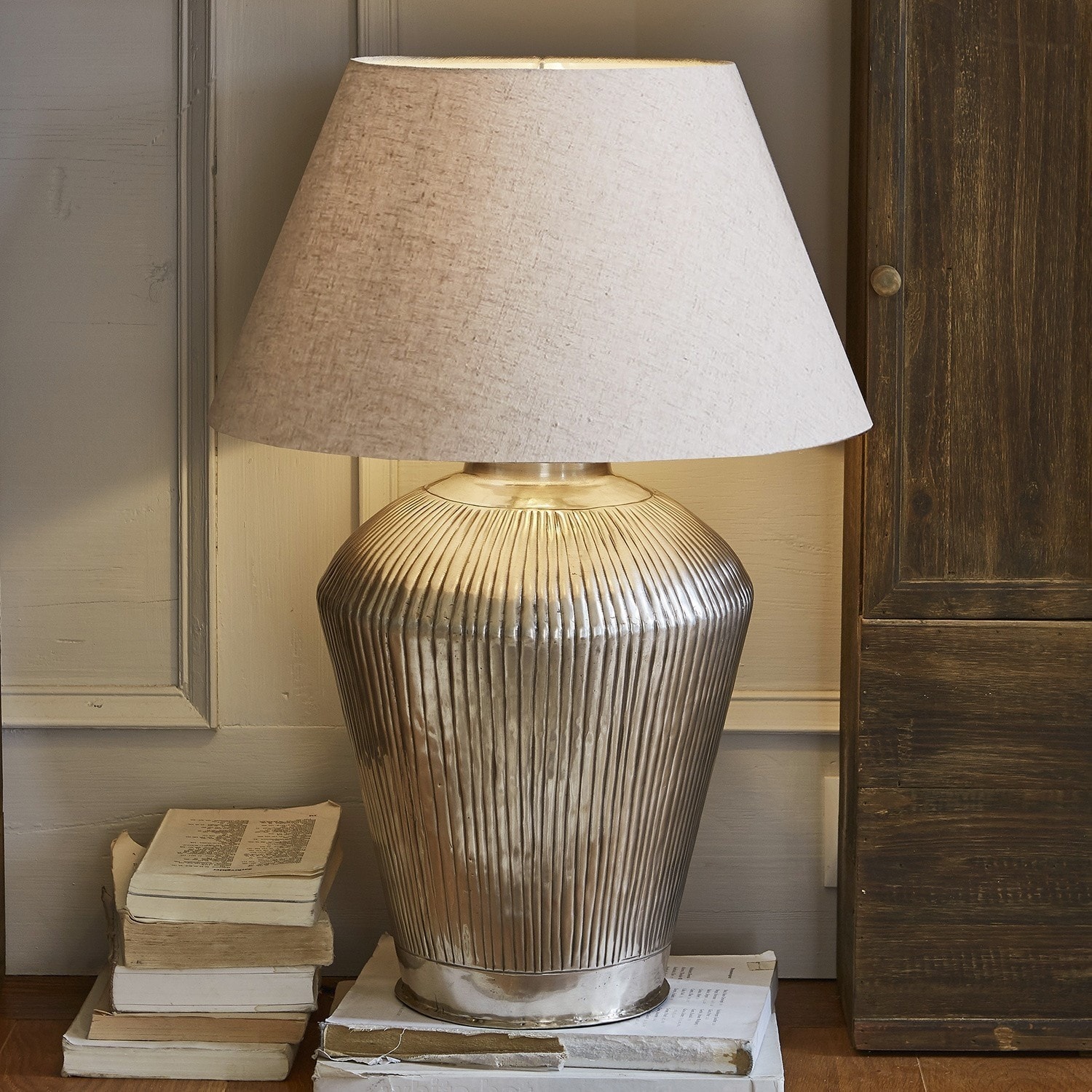 Lampa stołowa Caulières Lampka stołowa z metalową, żłobioną podstawą i beżowym abażurem, dekoracja wnętrz i oświetlenie