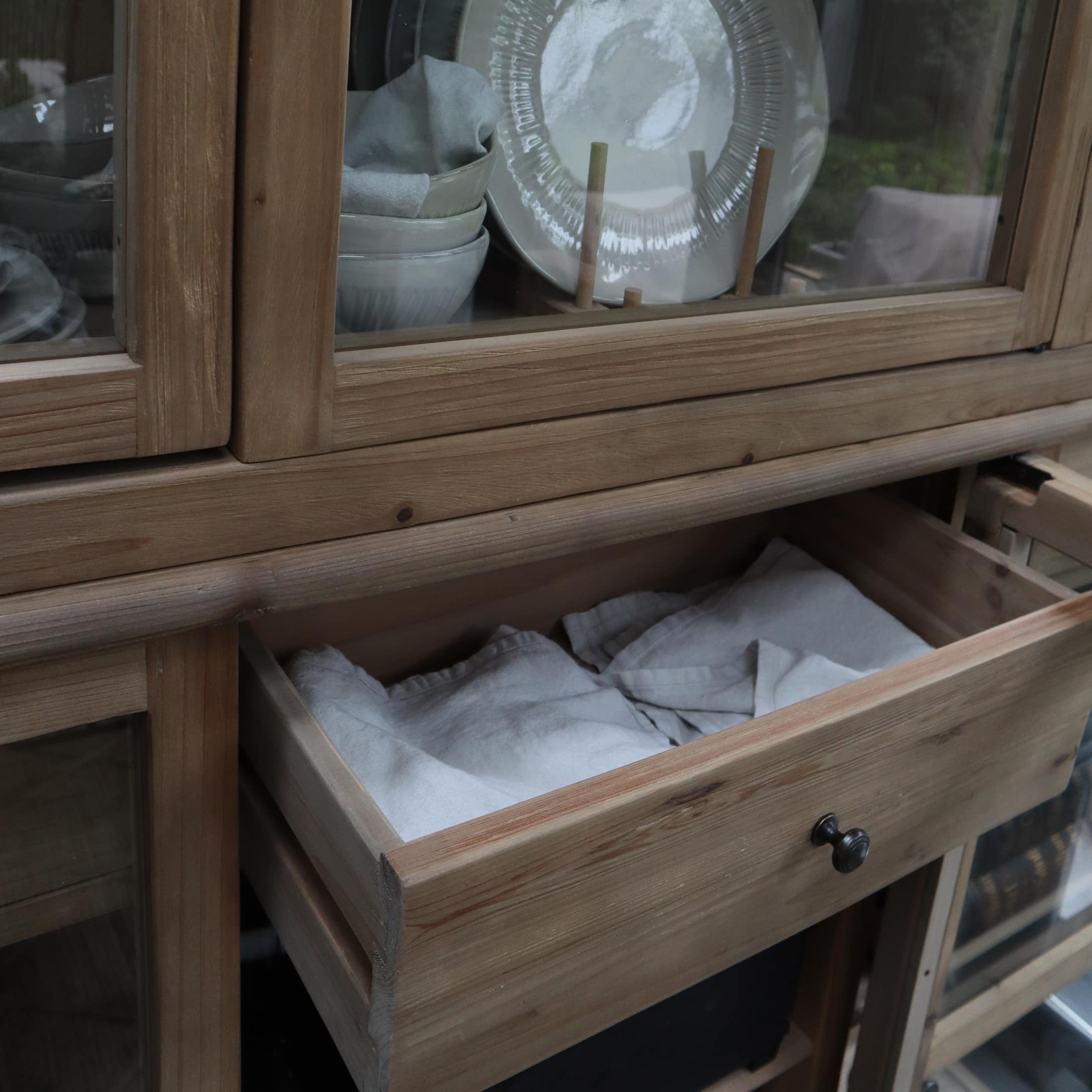 Drewniana szafka z szufladą i białą ceramiką, naturalny kolor drewna, meble do przechowywania