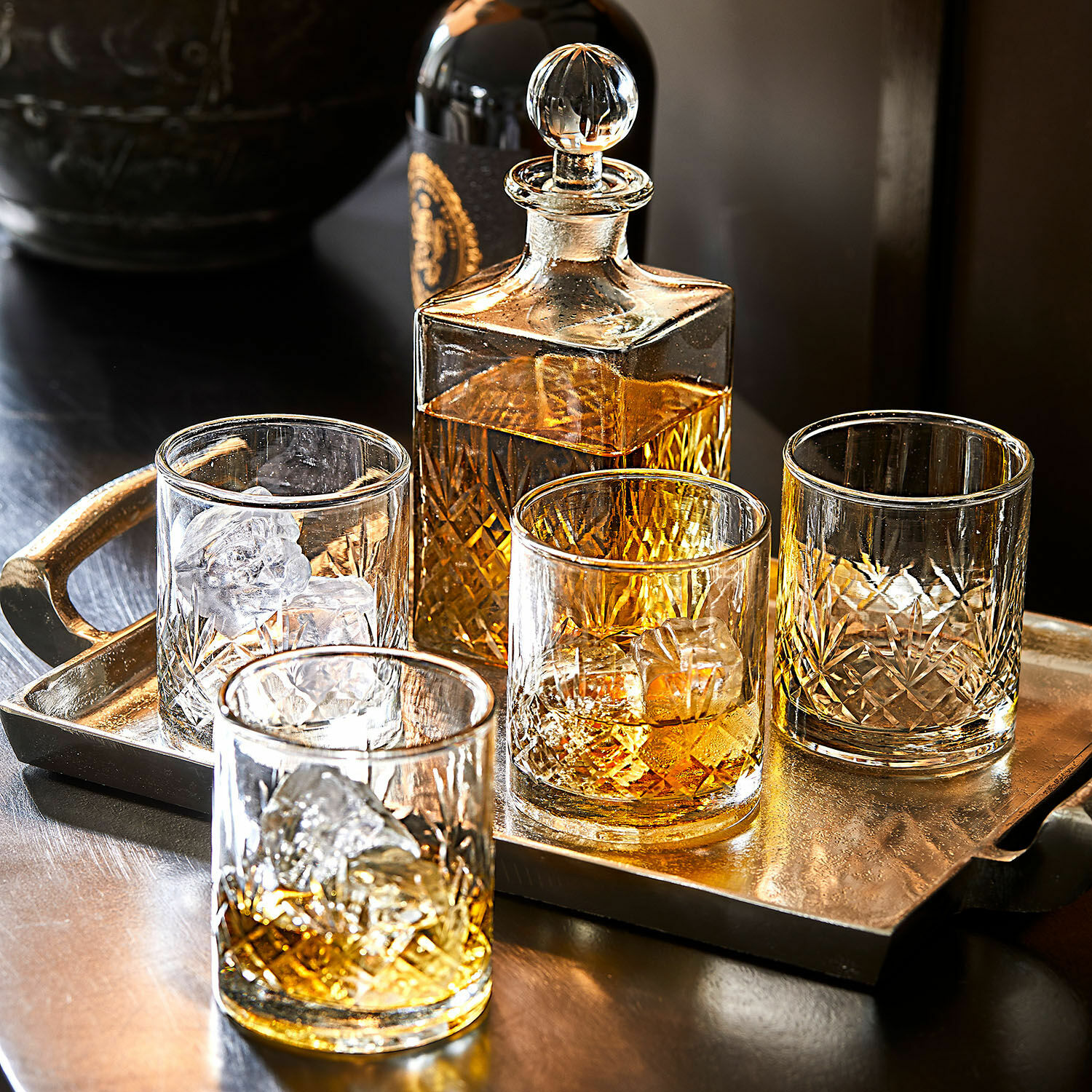 Karafka i szklanki, zestaw 4 szt. Kerrington Szklany zestaw do whisky z karafką i czterema szklankami na tacy, przezroczysty kryształowy design