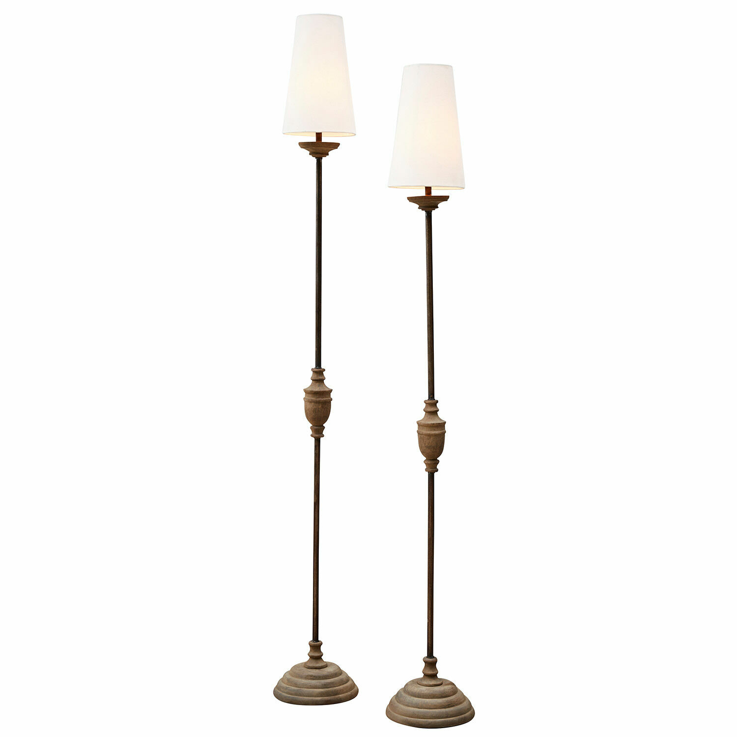 Lampa stojąca, zestaw 2 szt. Abigail Para wysokich lamp podłogowych z metalowymi i drewnianymi elementami oraz białymi abażurami