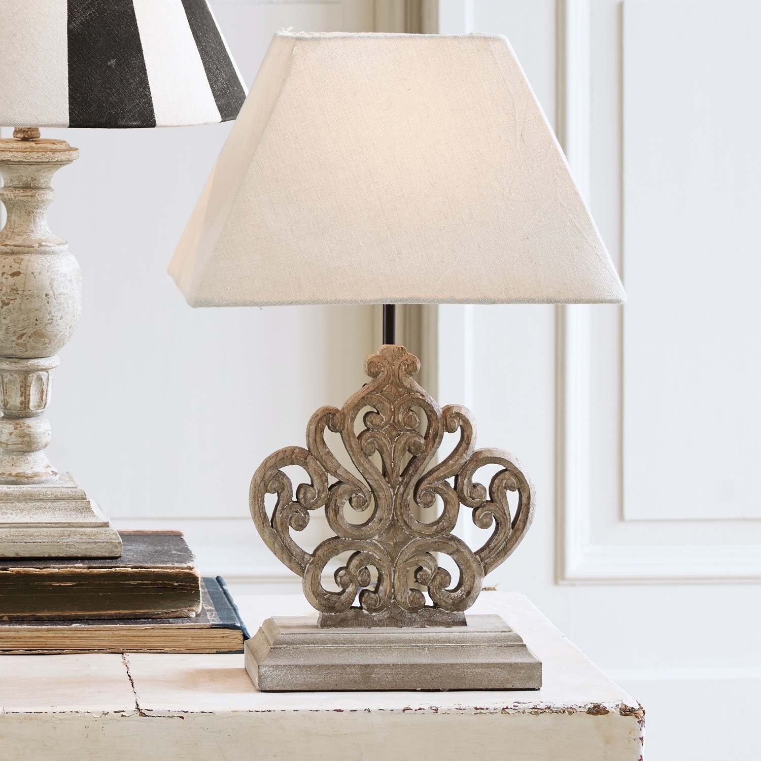 Lampa stołowa Tamee Lampka stołowa z beżowym abażurem i rzeźbioną podstawą z drewna w stylu vintage