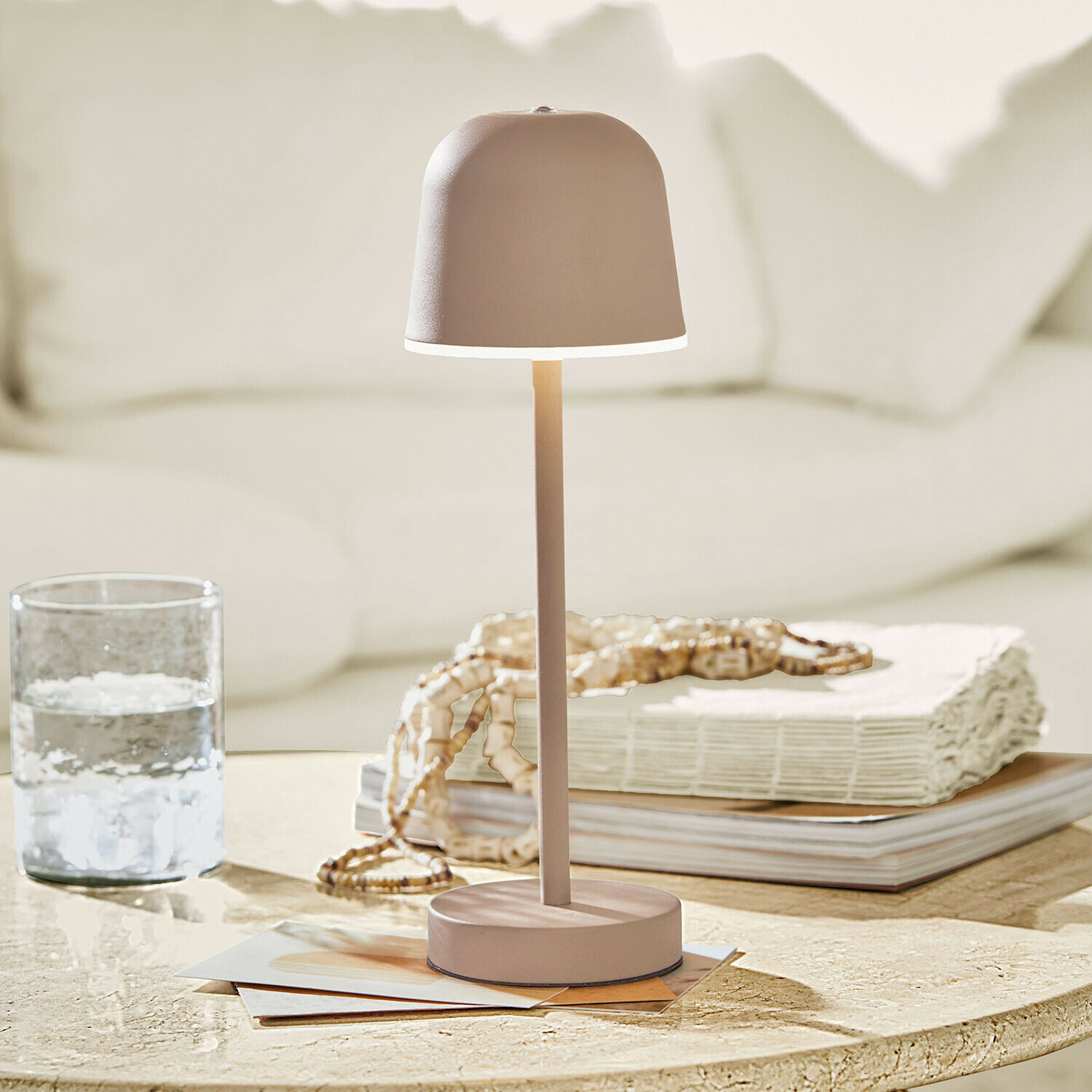 Lampa stołowa do ponownego ładowania Ulianne Beżowa metalowa lampka stołowa z minimalistycznym kloszem na jasnym tle w salonie