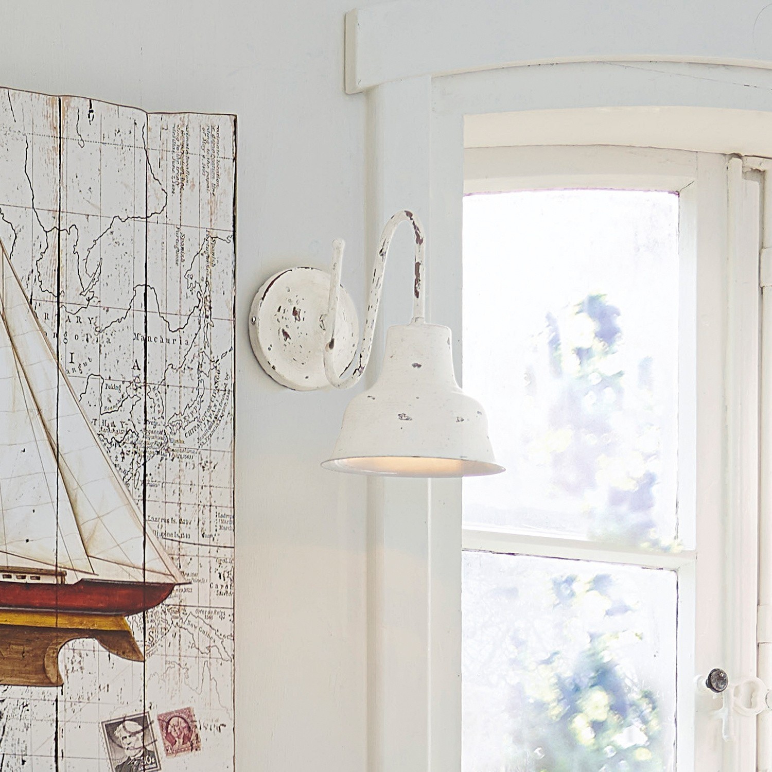 Kinkiet Sidney Biała metalowa lampa ścienna z postarzaną powierzchnią w stylu vintage do dekoracji wnętrz