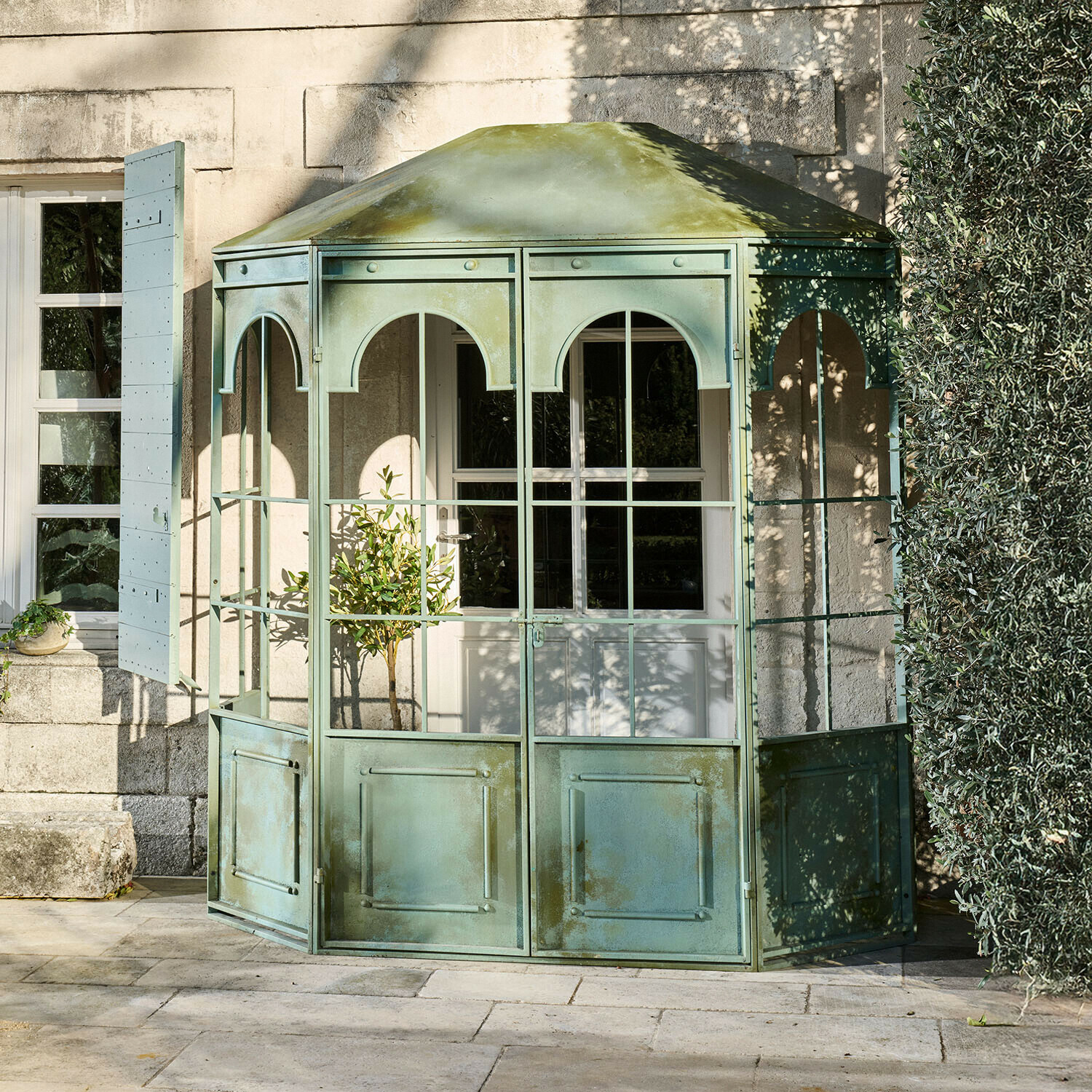 Domek ogrodowy Pontivain Metalowa altana ogrodowa w zielonym kolorze z przeszklonymi panelami i dachem, idealna do ogrodu