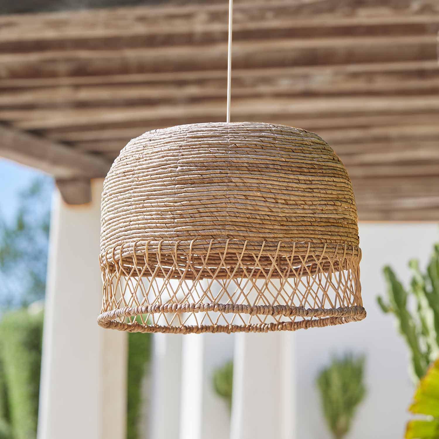 Naturalny abażur z rattanu w beżowym kolorze, wisząca lampa do wnętrz i na taras