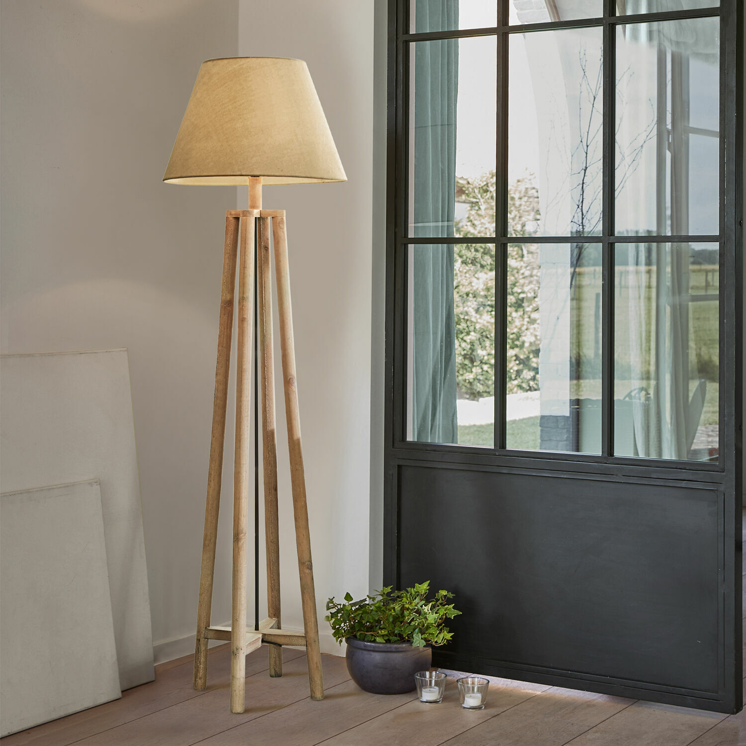 Lampa stojąca Edgewood Lampa podłogowa z drewnianą podstawą i beżowym abażurem w nowoczesnym wnętrzu
