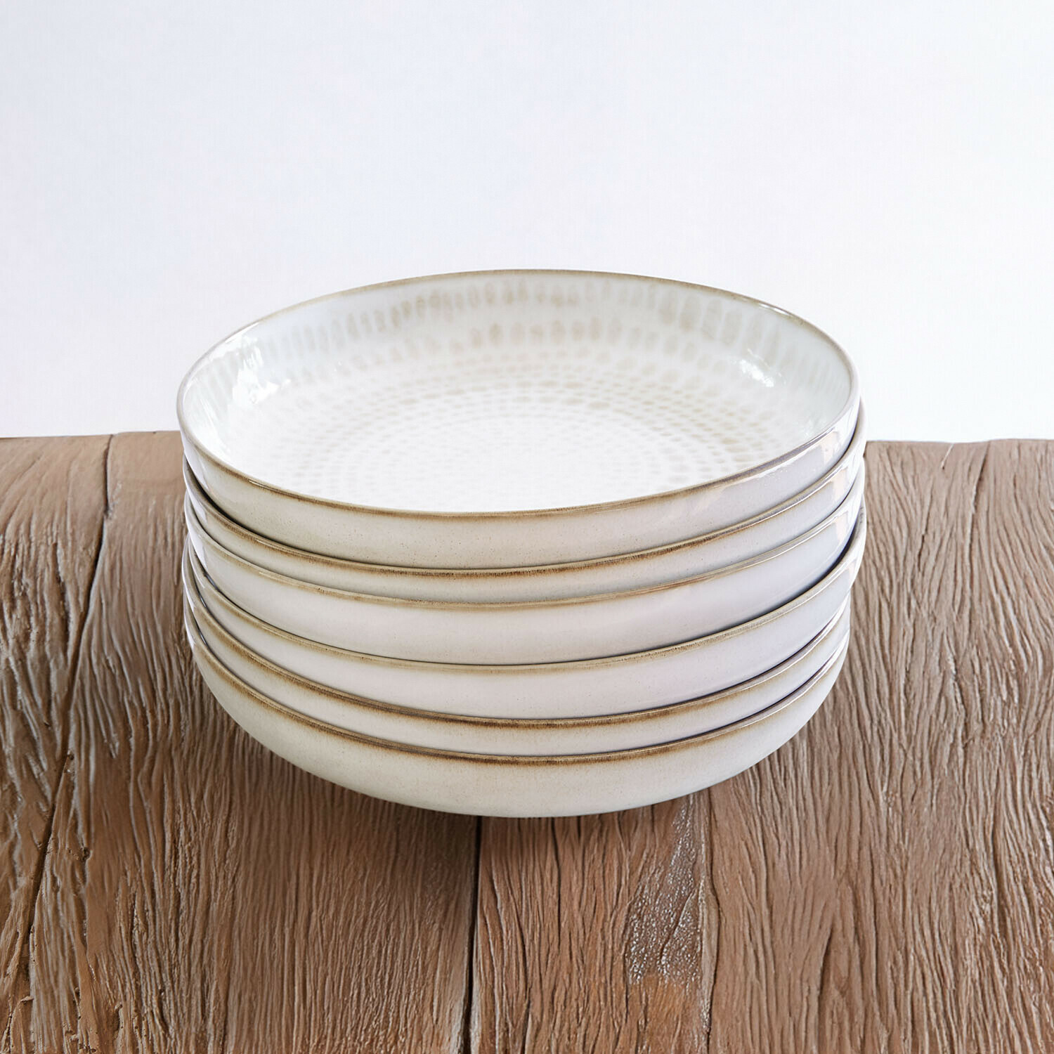 Talerz na zupę, zestaw 6 szt. Marnis Zestaw pięciu ceramicznych misek w kremowym kolorze z delikatnym wzorem na drewnianym stole