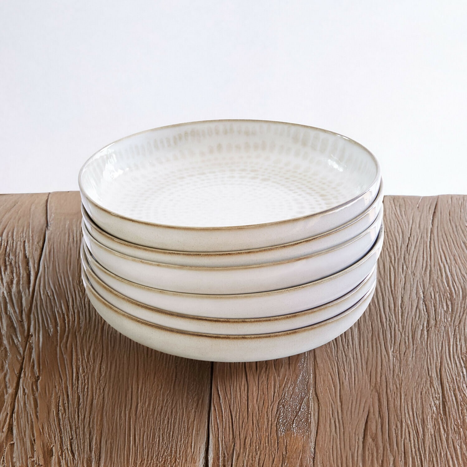 Talerz na zupę, zestaw 6 szt. Marnis Zestaw pięciu ceramicznych misek w kremowym kolorze z delikatnym wzorem na drewnianym stole