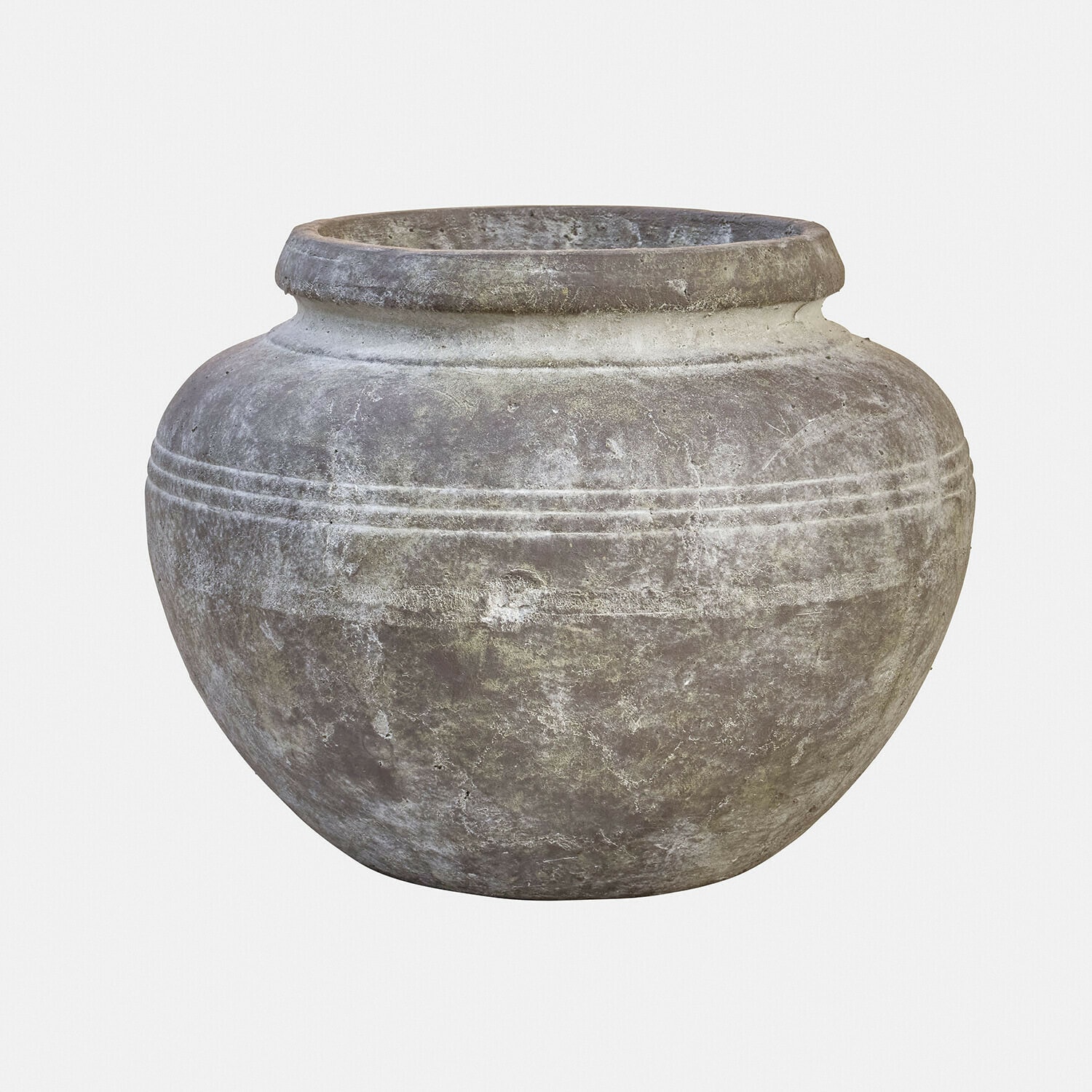 Duży okrągły wazon z szarego kamienia z delikatnym zdobieniem, dekoracja ogrodowa