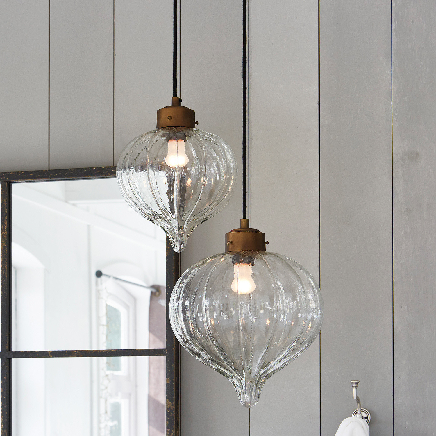 Lampa wisząca, zestaw 2 szt. Baisse Dwie szklane lampy wiszące z mosiężnymi elementami w stylu vintage do dekoracji wnętrz