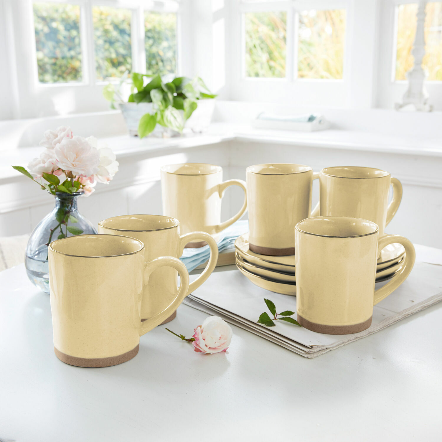 Filiżanka, zestaw 6 szt. Biarré Zestaw sześciu ceramicznych żółtych kubków z brązową podstawą na jasnym stole w kuchni