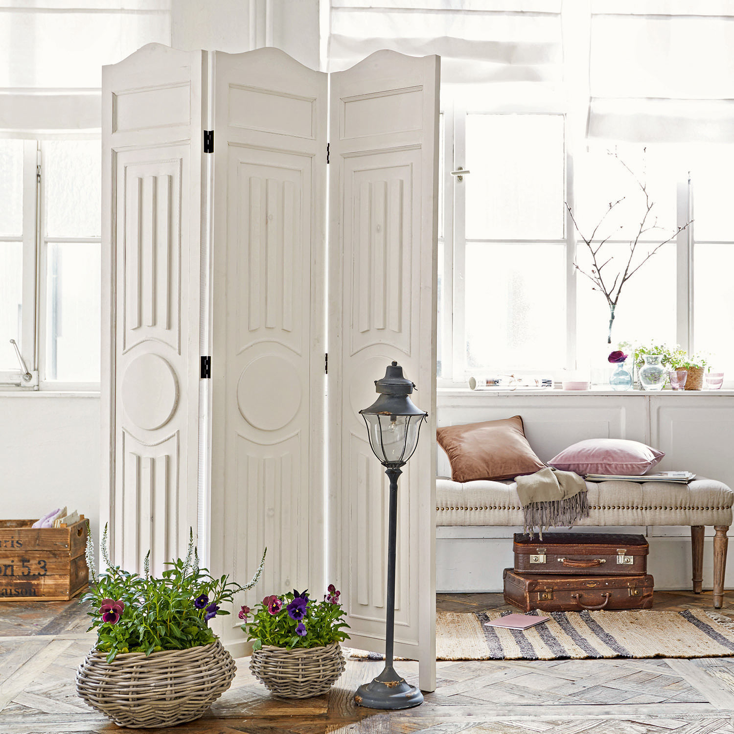 Parawan Perineau Biały drewniany parawan z dekoracyjnymi panelami w jasnym, przytulnym wnętrzu z wiklinowymi donicami