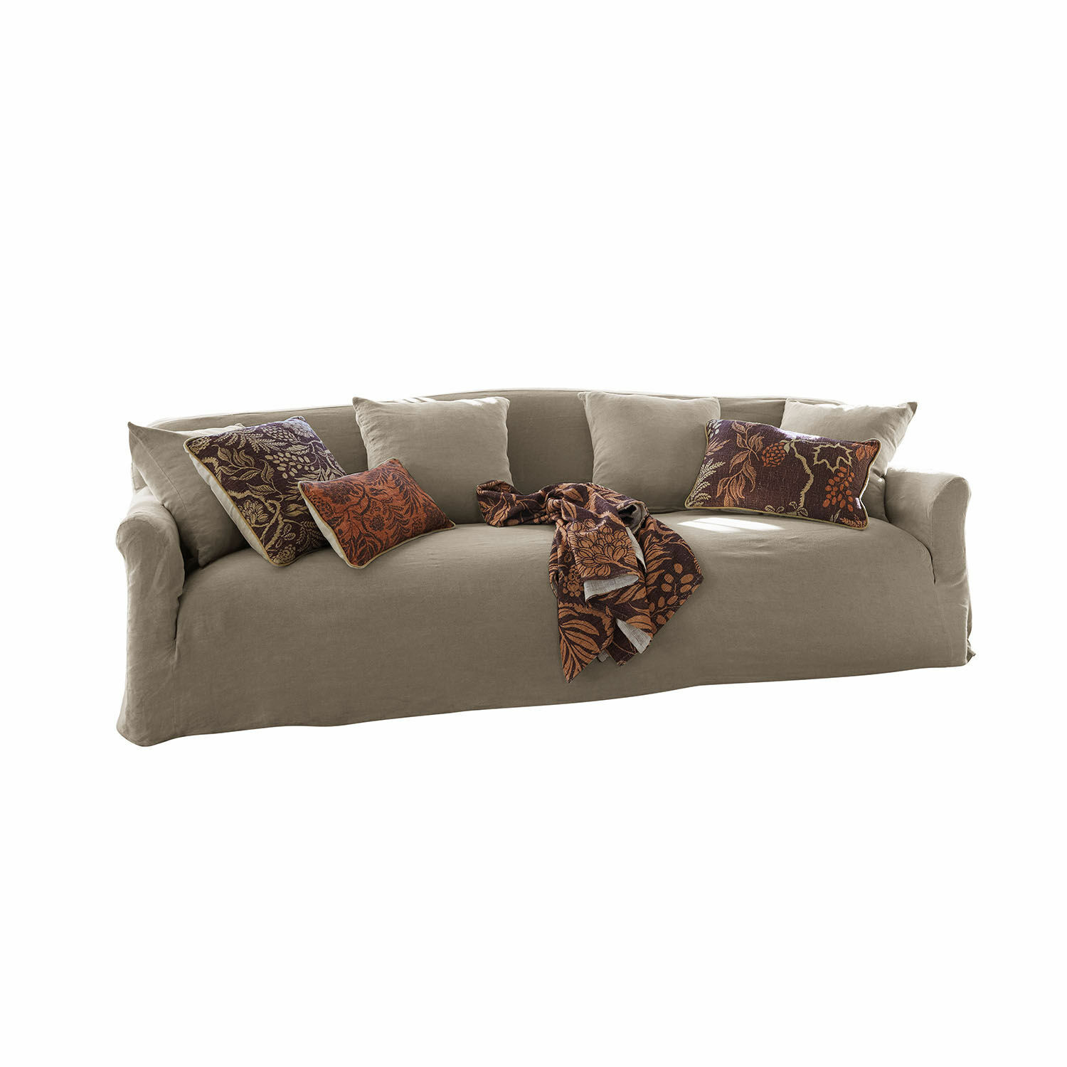 Sofa Riveneuve Beżowa sofa z tkaniny z ozdobnymi poduszkami i brązowym wzorzystym pledem do salonu