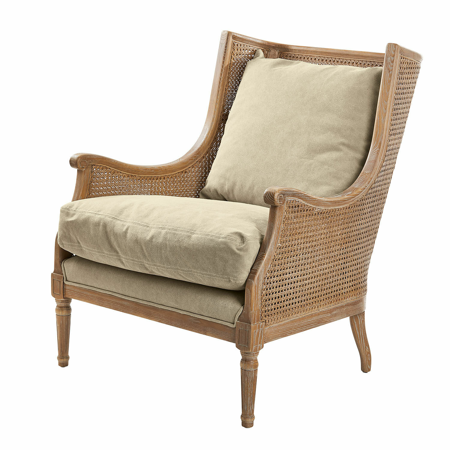 Fotel Greenbrier Fotel z drewna i plecionki z beżowymi poduszkami, styl vintage, wygodny mebel do salonu