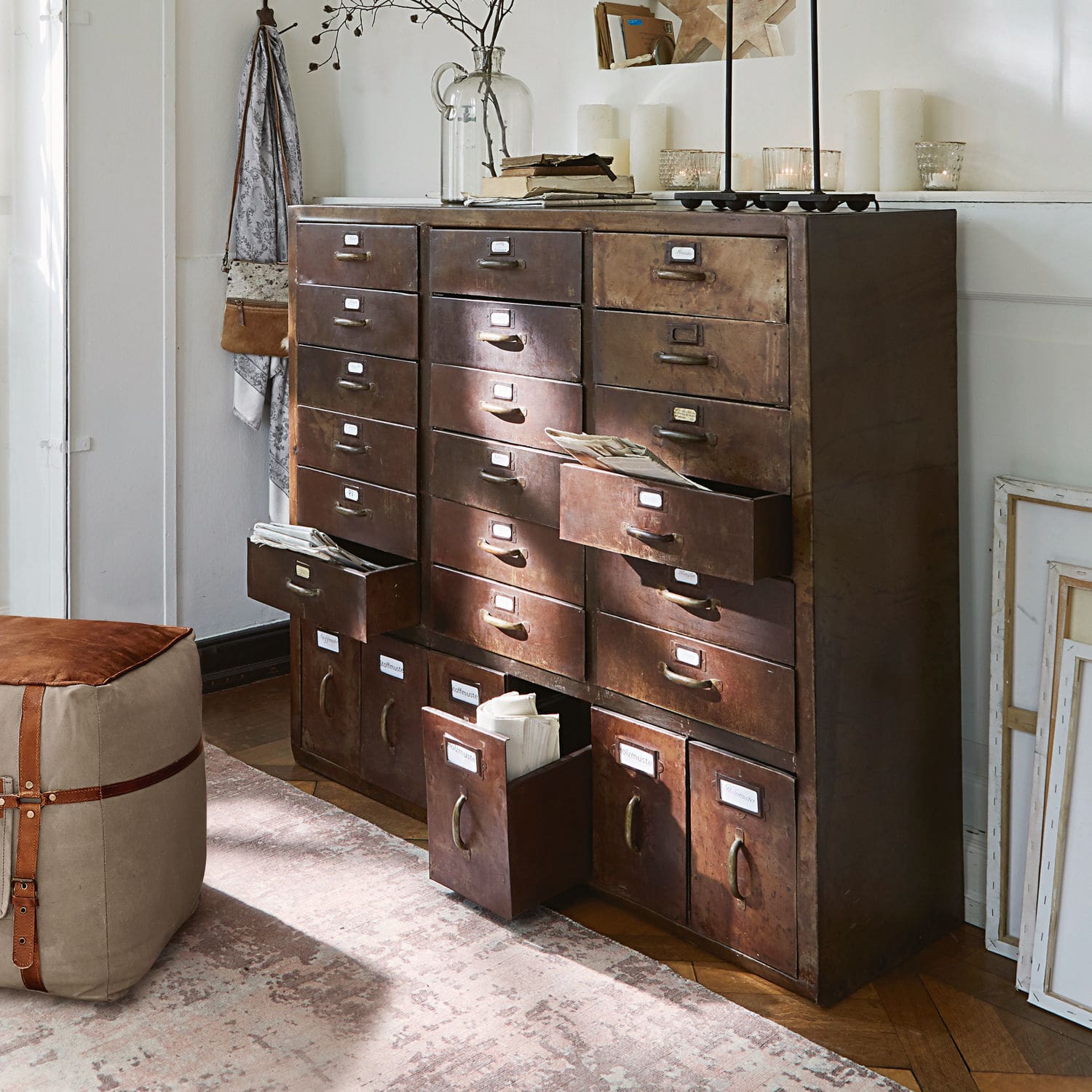 Komoda Hennepin Metalowa szafka z wieloma szufladami w stylu vintage, brązowa, do przechowywania dokumentów